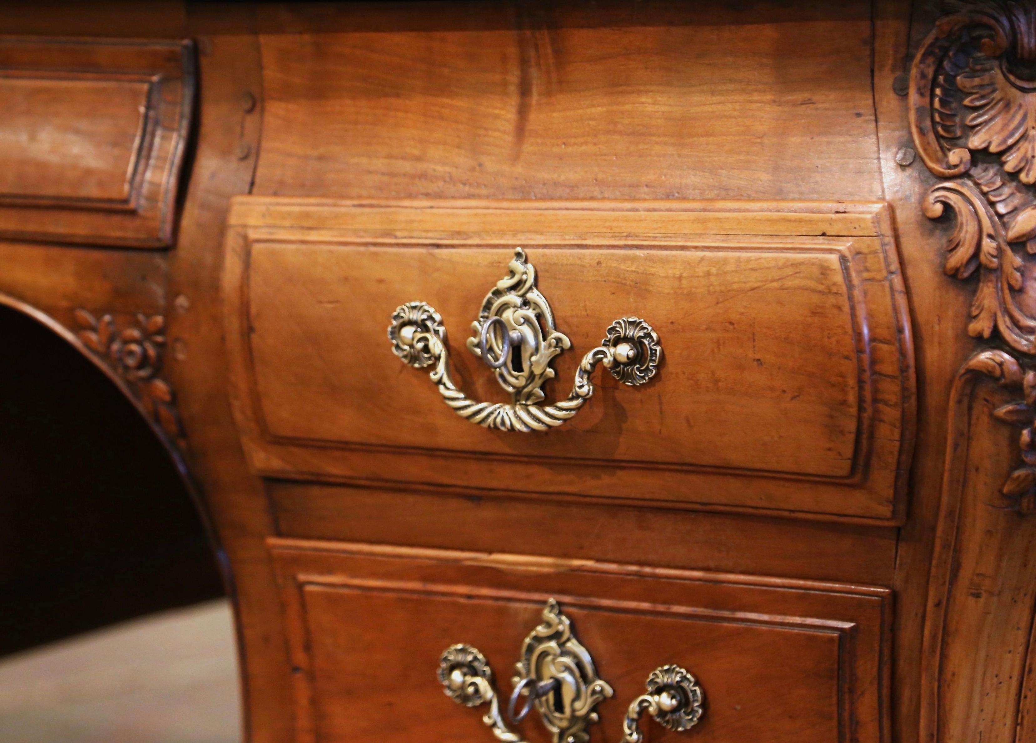 Bureau français Louis XV du XVIIIe siècle en cerisier sinueux sculpté avec plateau en parqueterie en vente 6
