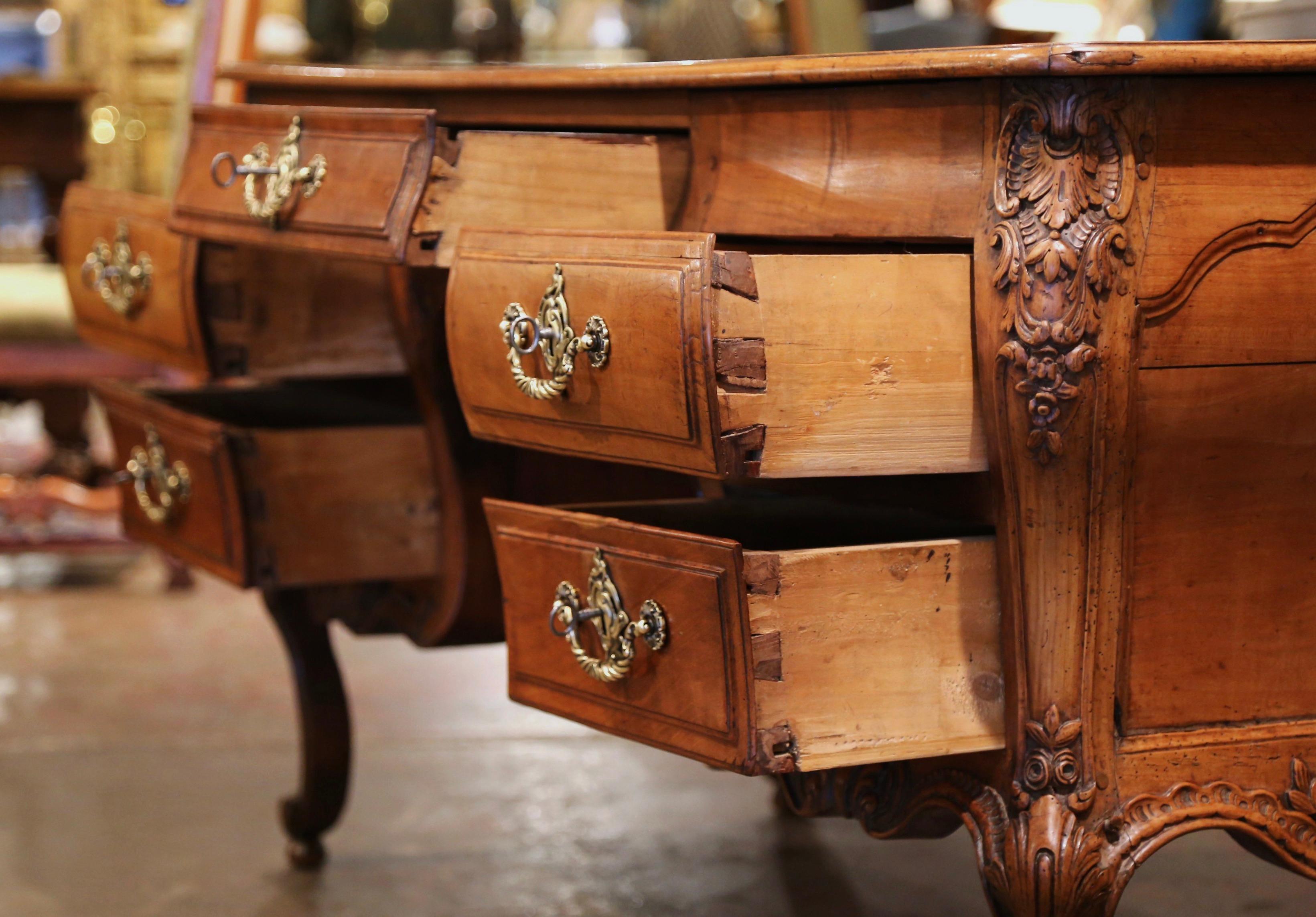 Bureau français Louis XV du XVIIIe siècle en cerisier sinueux sculpté avec plateau en parqueterie en vente 1