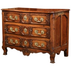 Commode bombée Louis XV du 18ème siècle en noyer sculpté de Lyon