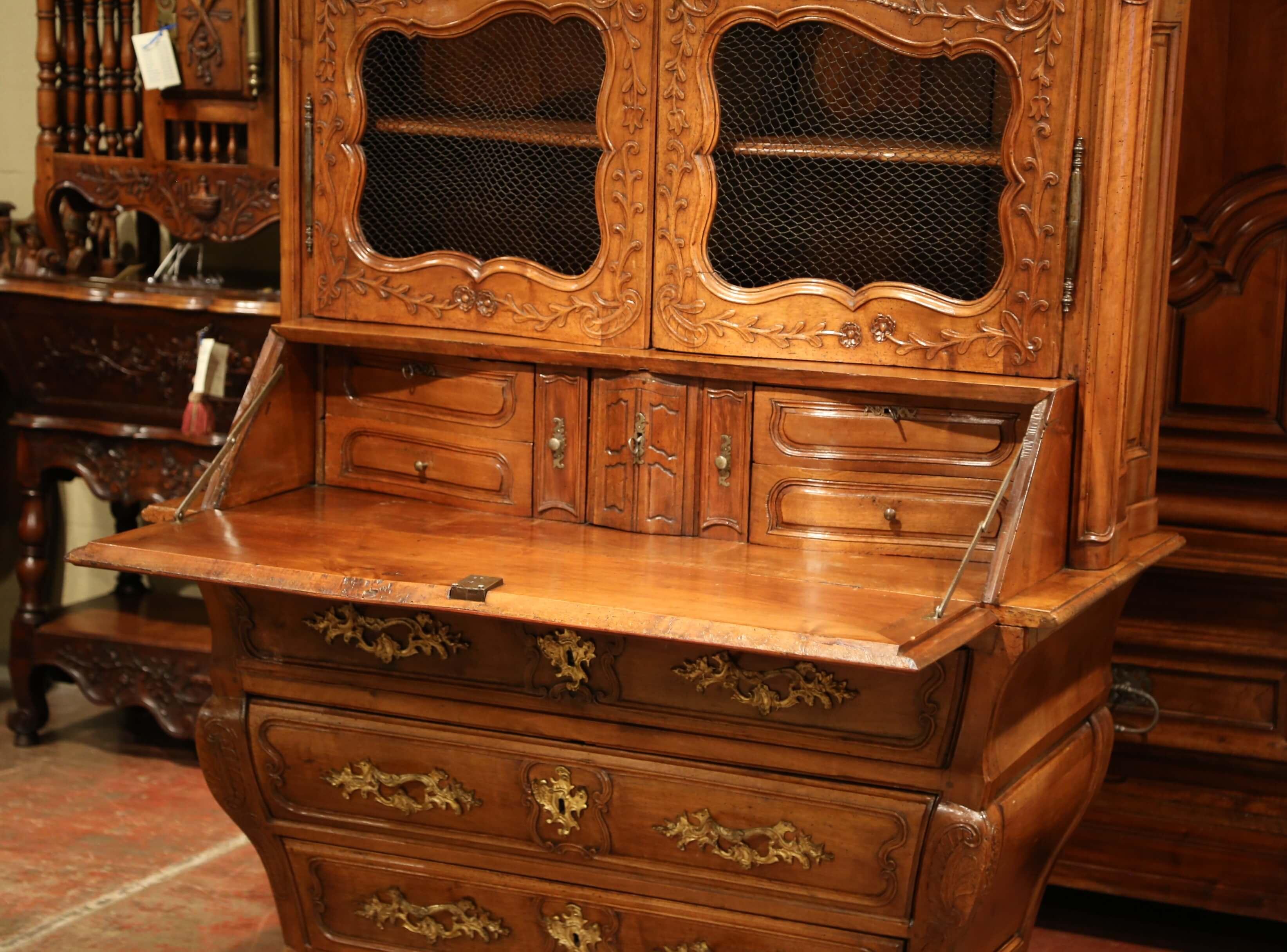 18th Century French Louis XV Carved Walnut Bombe Secretary Bookcase In Excellent Condition For Sale In Dallas, TX