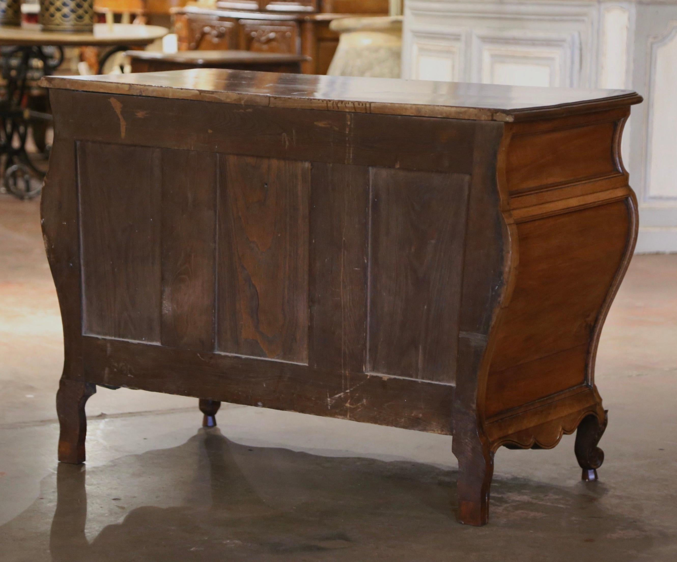 Commode en noyer sculpté Louis XV du XVIIIe siècle de Bordeaux en vente 4