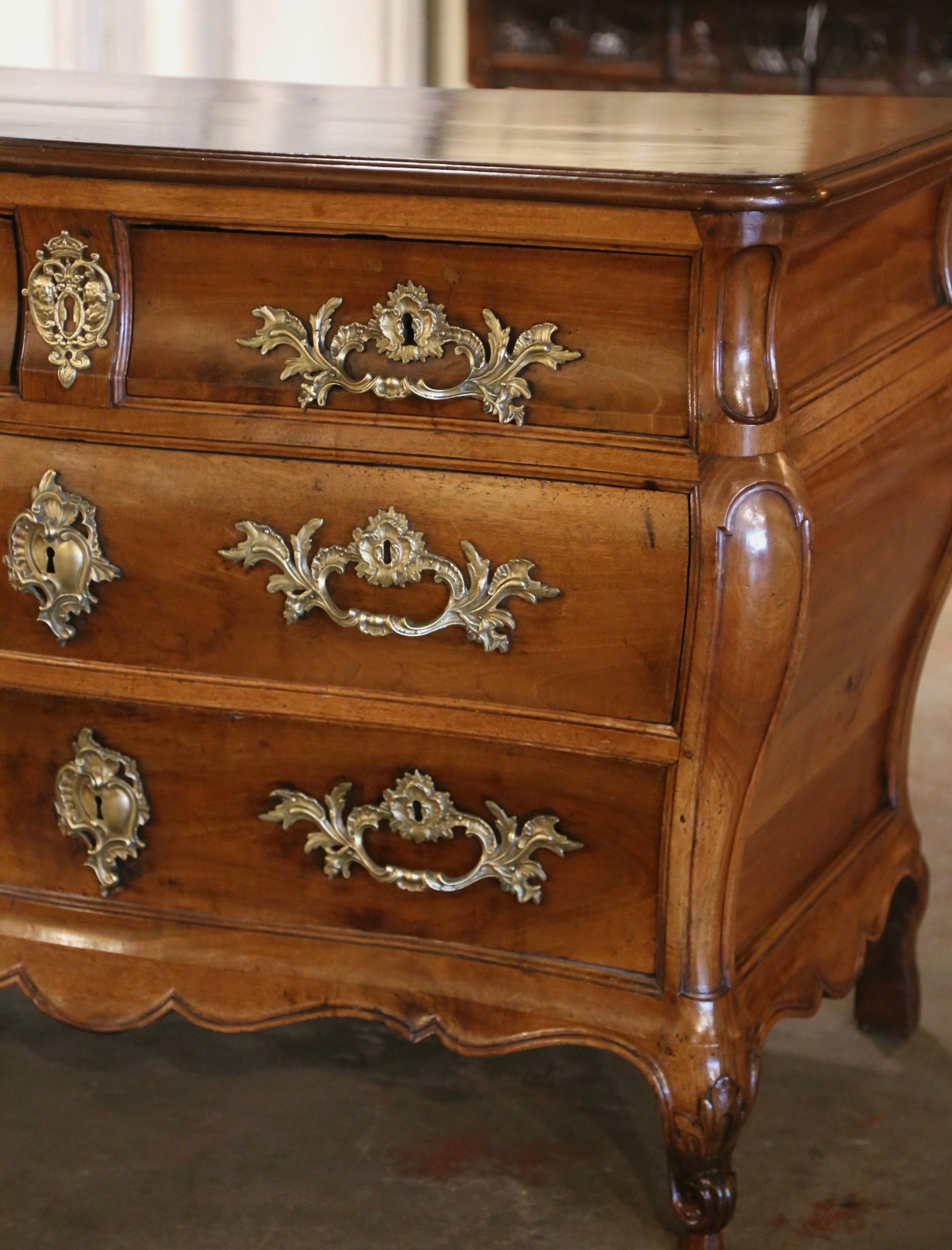Français Commode en noyer sculpté Louis XV du XVIIIe siècle de Bordeaux en vente