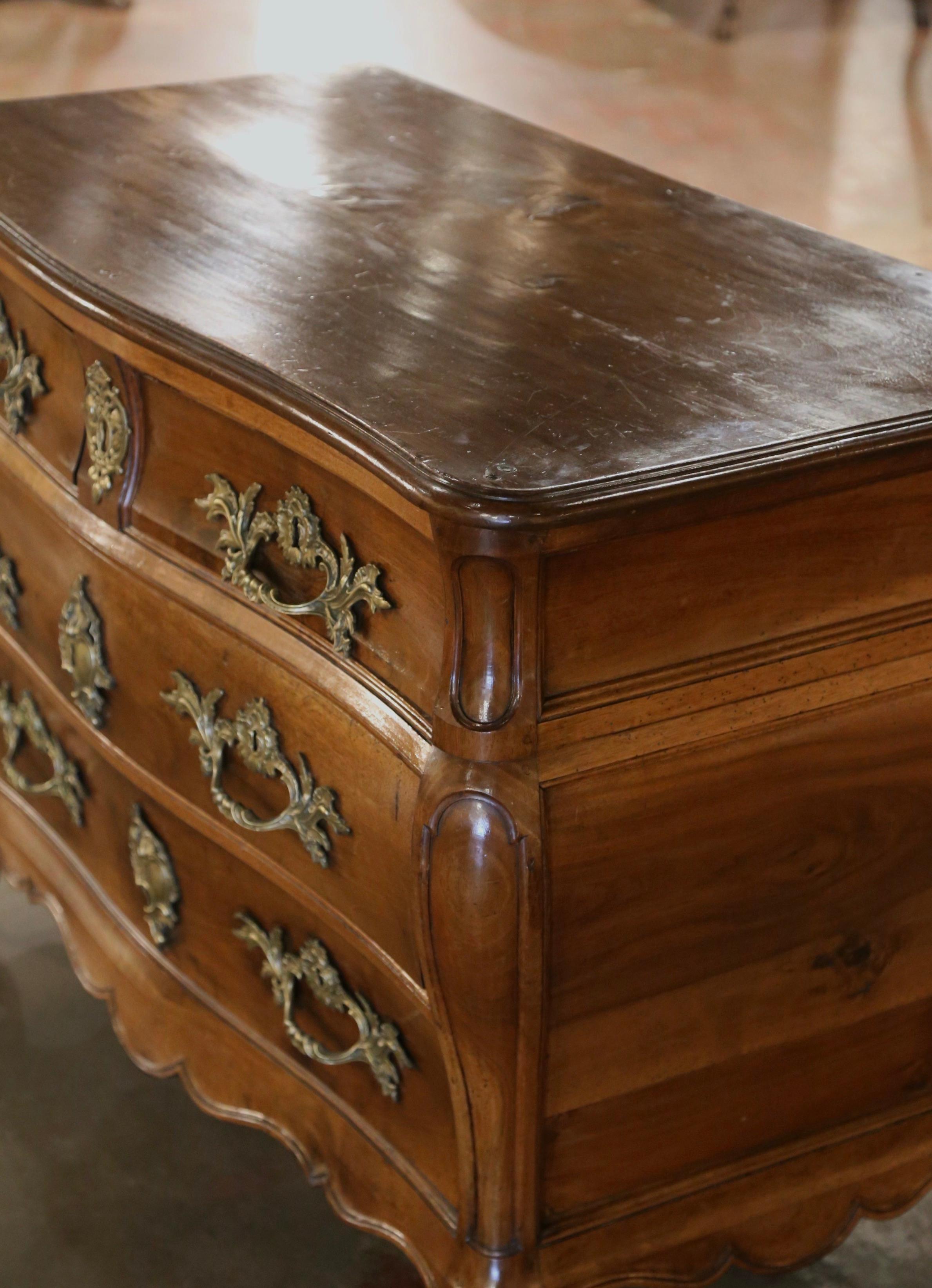 Sculpté à la main Commode en noyer sculpté Louis XV du XVIIIe siècle de Bordeaux en vente