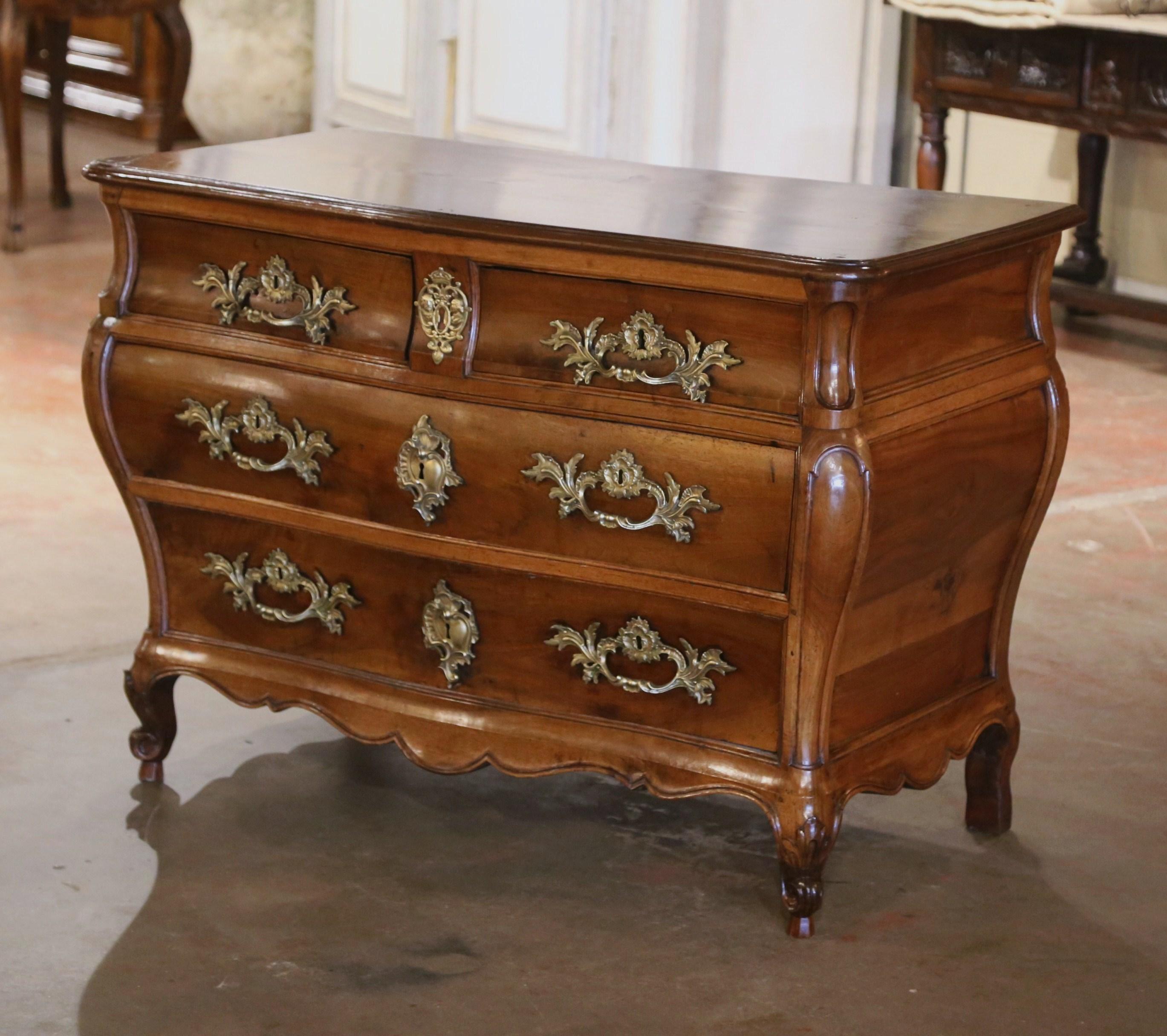 Commode en noyer sculpté Louis XV du XVIIIe siècle de Bordeaux Excellent état - En vente à Dallas, TX