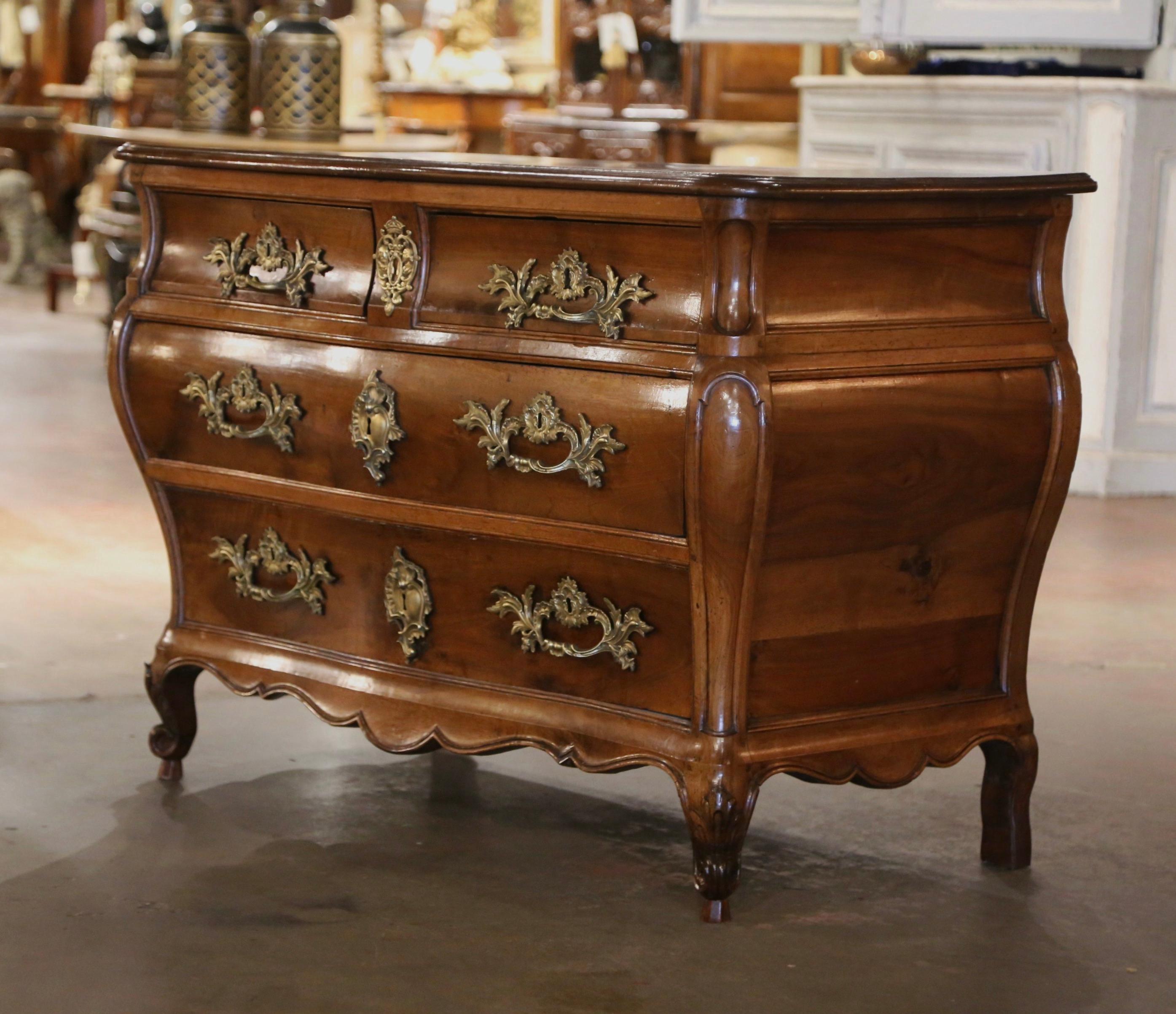 Bronze Commode en noyer sculpté Louis XV du XVIIIe siècle de Bordeaux en vente