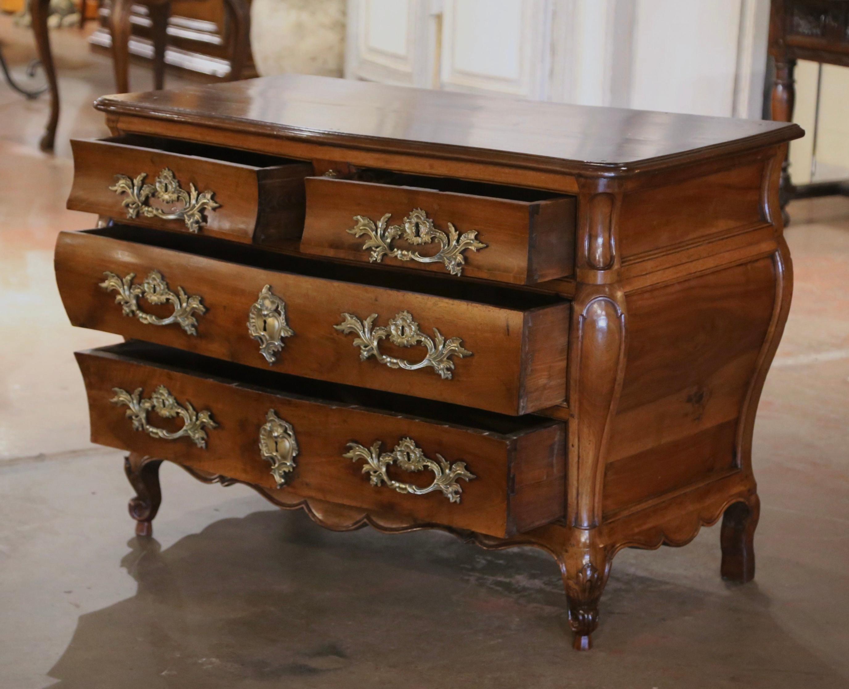 Commode en noyer sculpté Louis XV du XVIIIe siècle de Bordeaux en vente 1