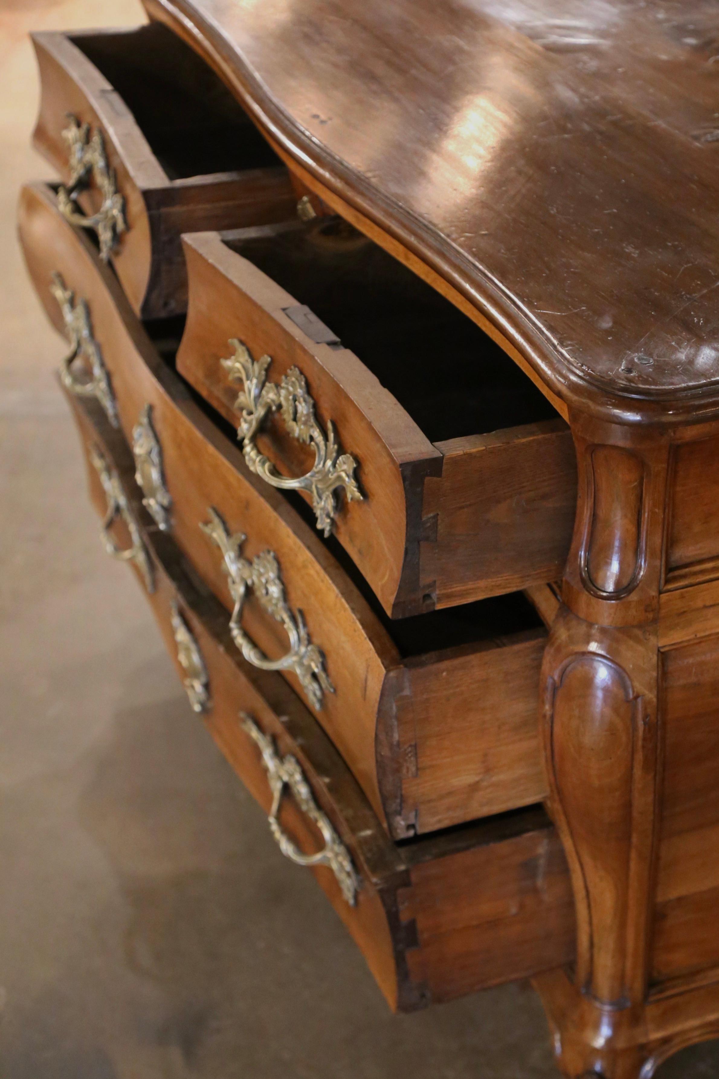 Commode en noyer sculpté Louis XV du XVIIIe siècle de Bordeaux en vente 2