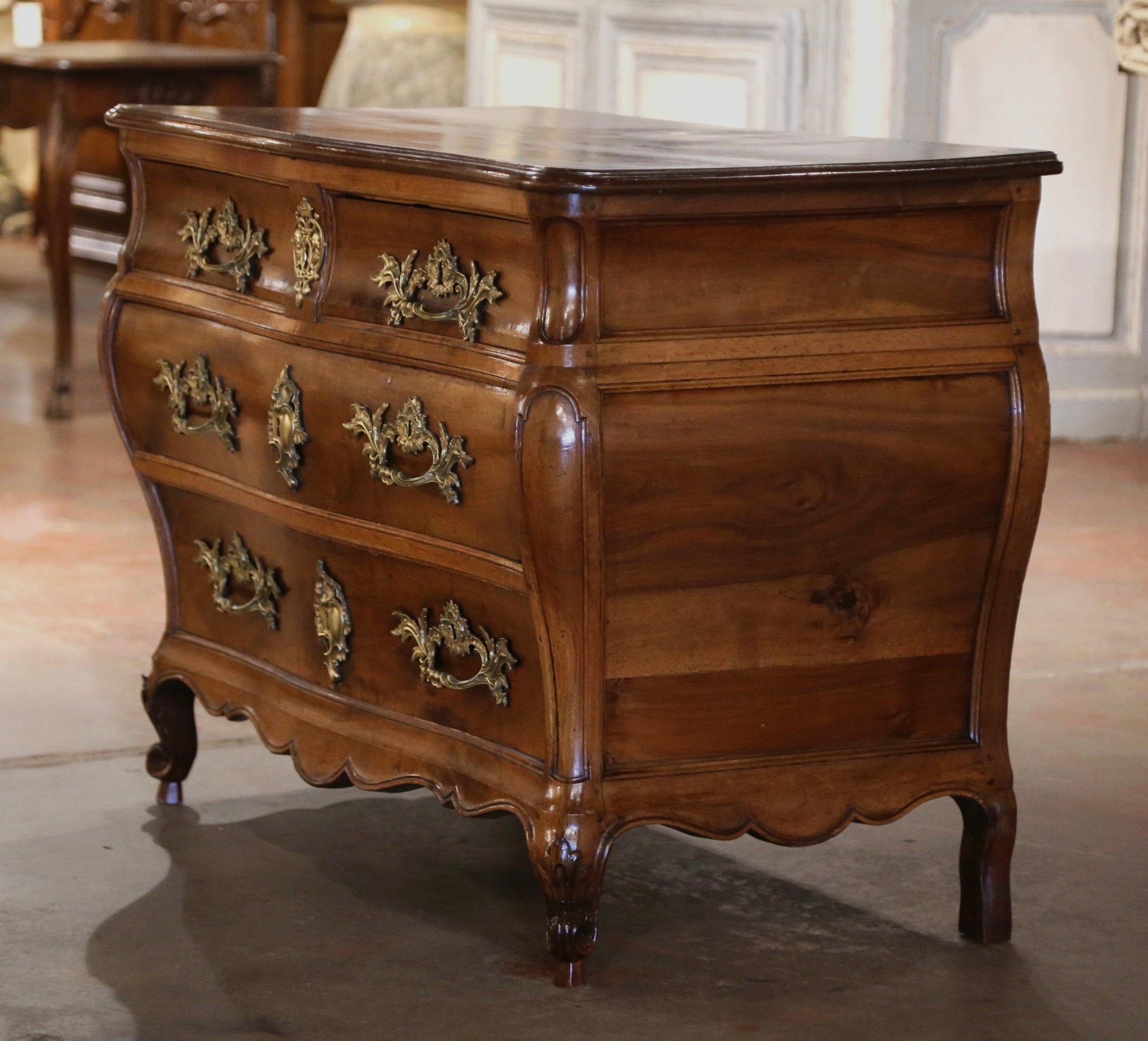 Commode en noyer sculpté Louis XV du XVIIIe siècle de Bordeaux en vente 3