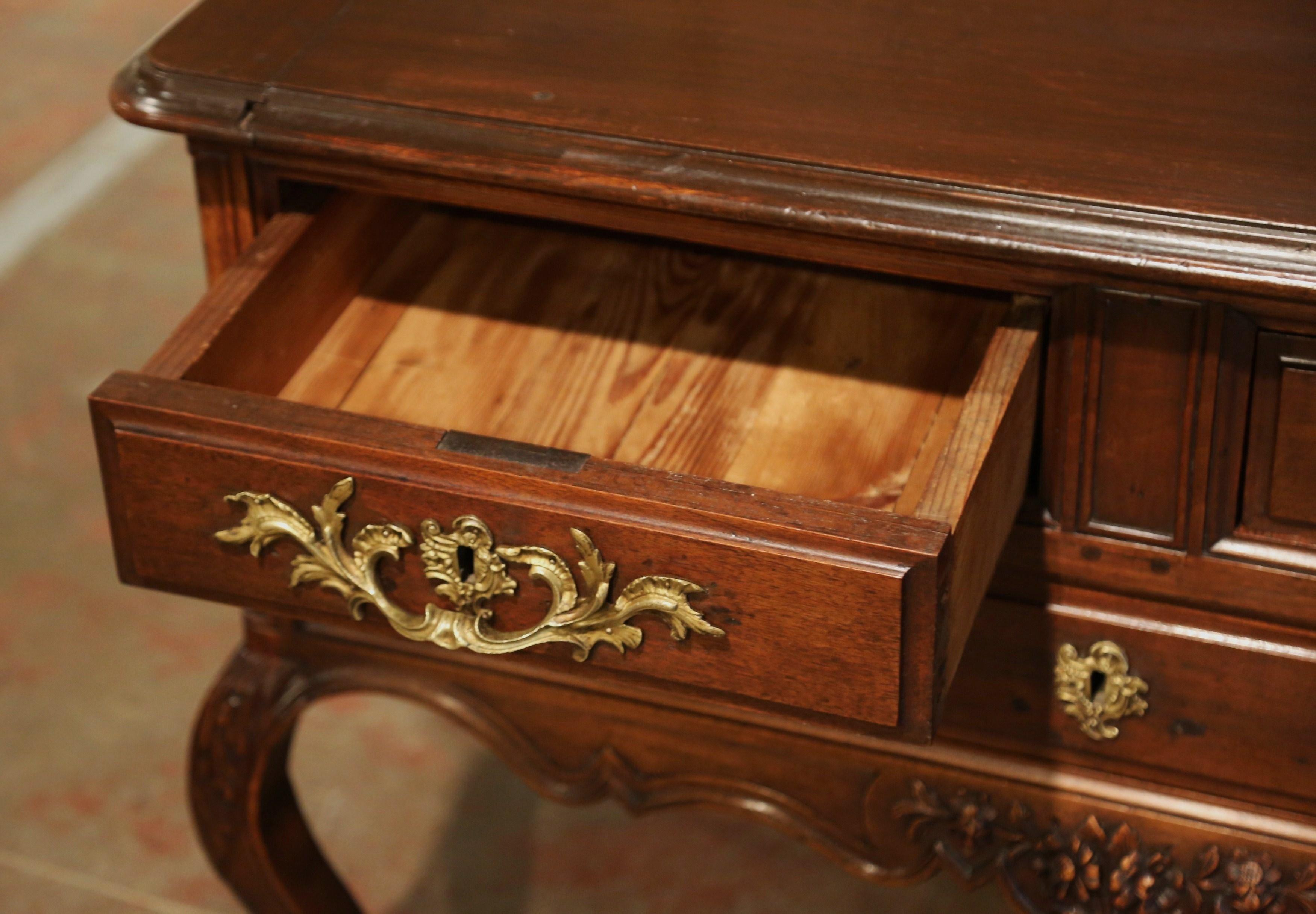 Comò a due cassetti in legno di noce intagliato Luigi XV del XVIII secolo in vendita 3