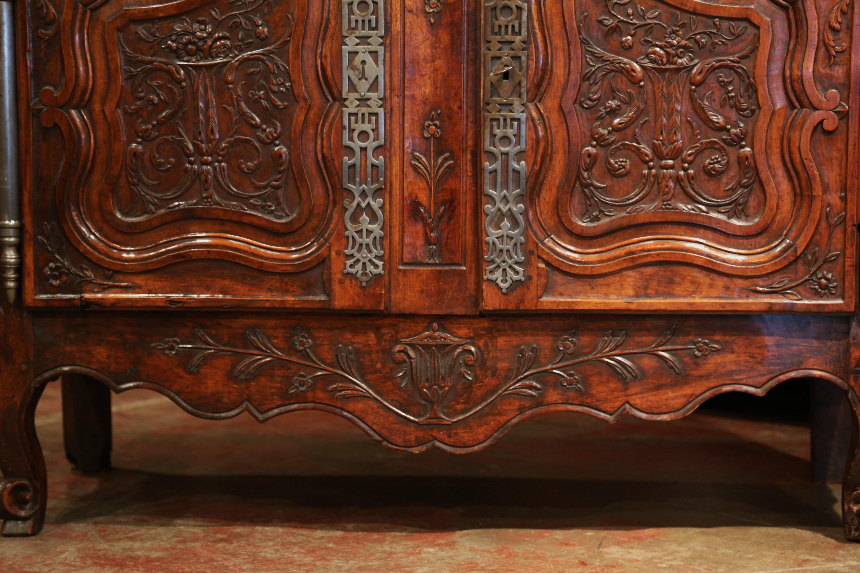 18th Century, French Louis XV Carved Walnut Two-Door Buffet from Provence 6