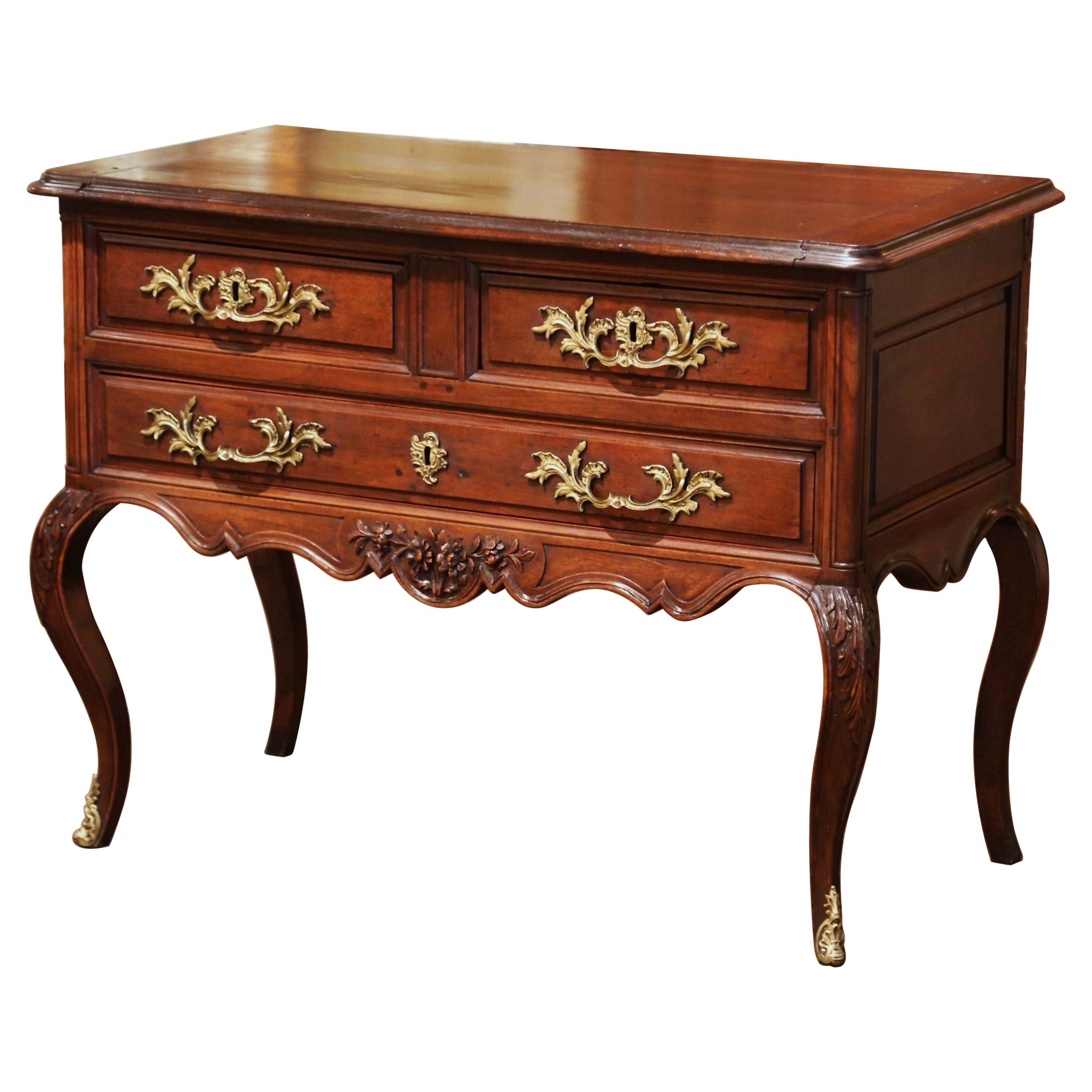Commode à deux tiroirs en noyer sculpté Louis XV du XVIIIe siècle