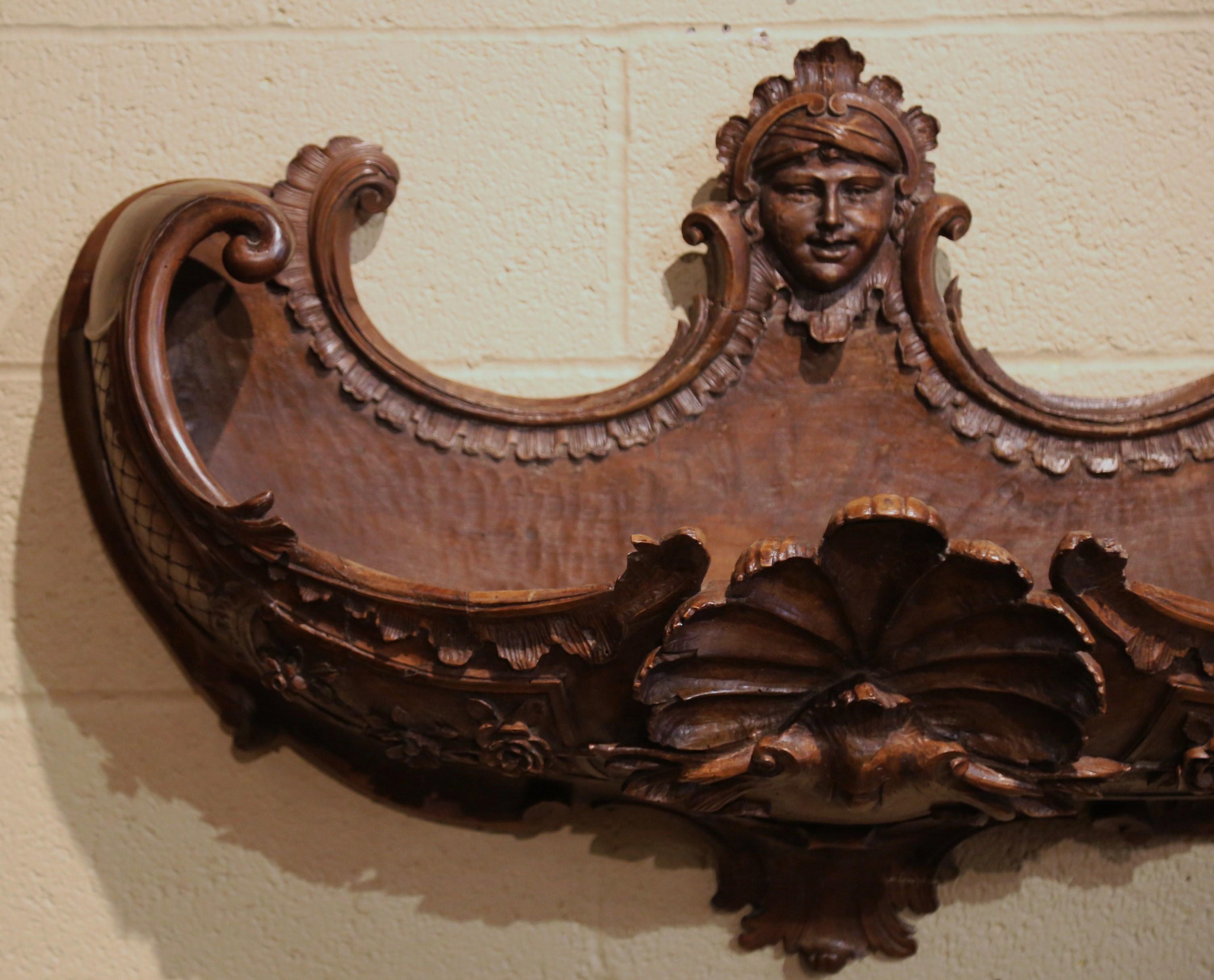 18th Century French Louis XV Carved Walnut Wall Jardiniere with Shell Motif For Sale 4