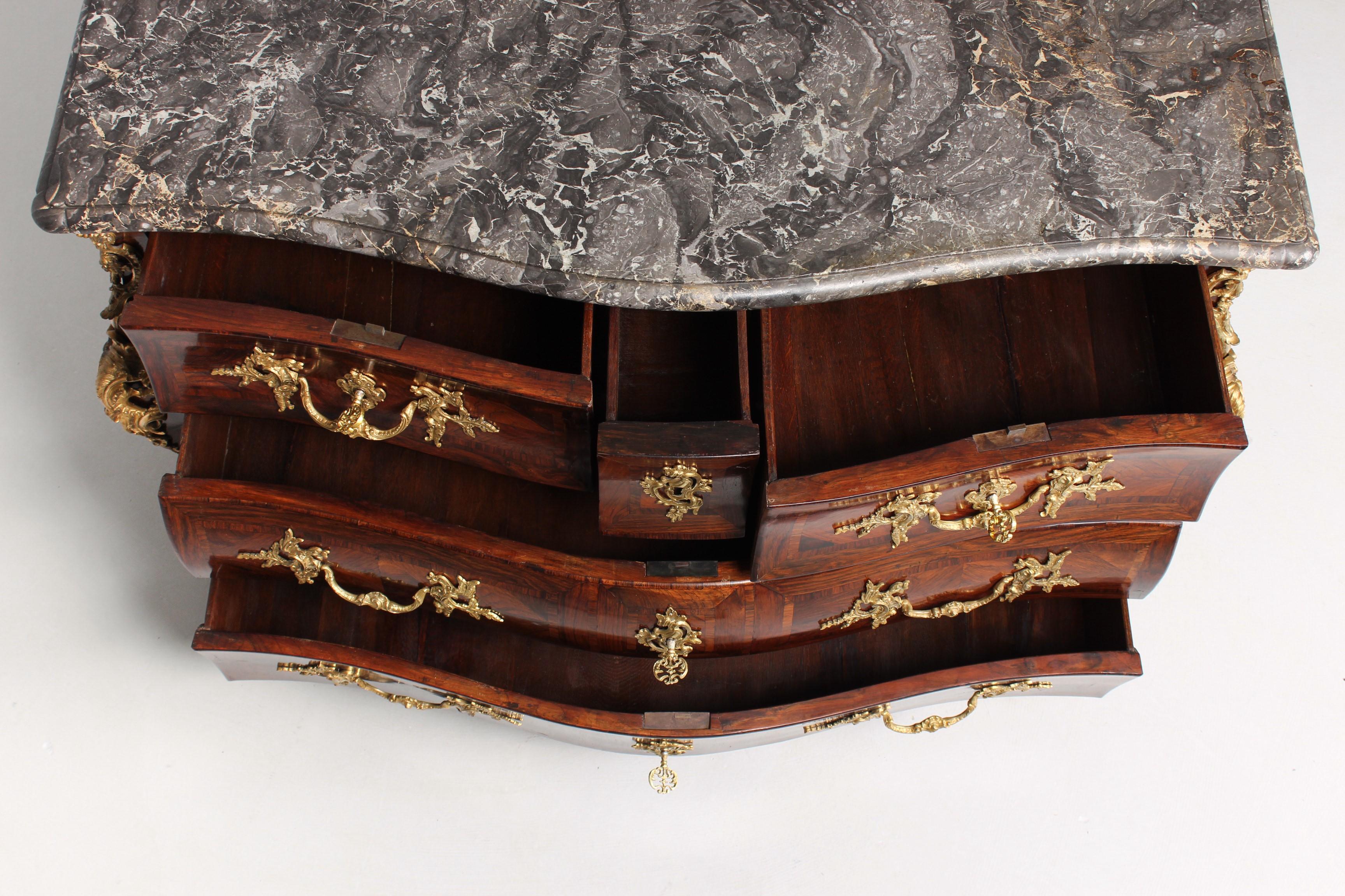 18th Century French Louis XV Chest of Drawers, stamped COULON, Paris circa 1750 For Sale 1