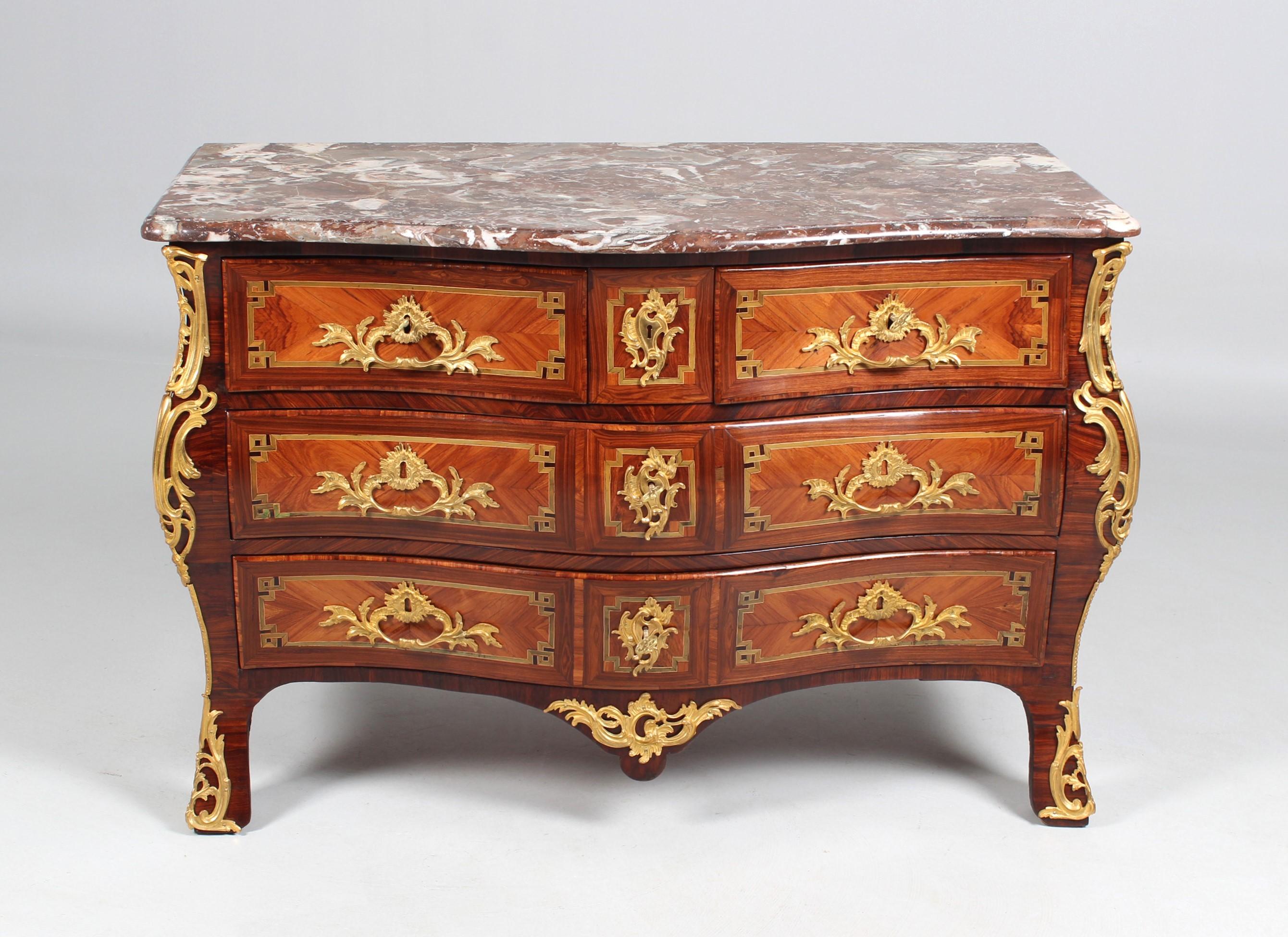 Louis XV chest of drawers - stamped N.PETIT

France
Rosewood
Louis XV around 1765

Dimensions: H x W x D: 86 x 130 x 65 cm

Description:
Outstanding and absolutely collectable French chest of drawers from the mid-18th century with marble top, fine
