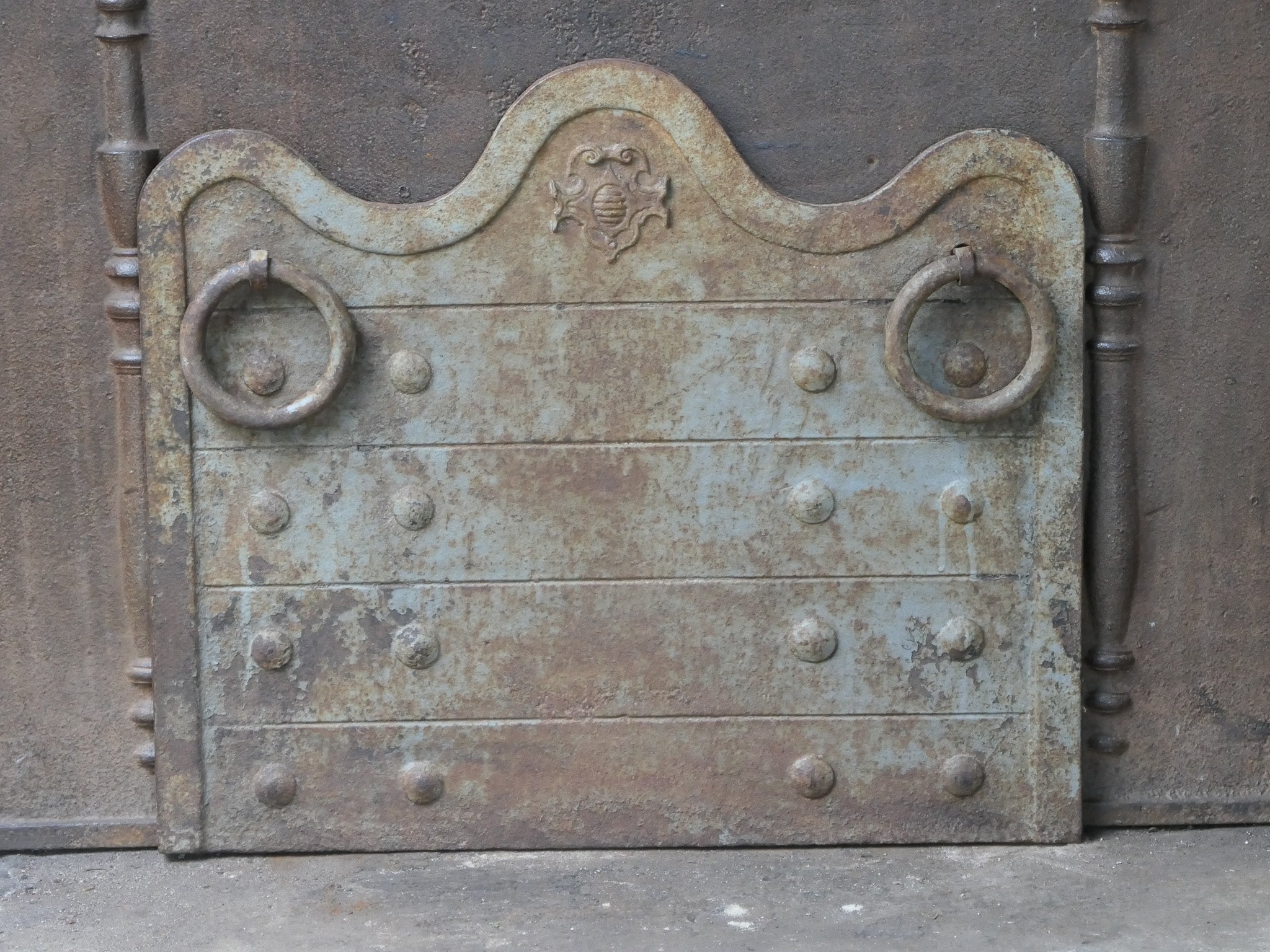 Belle plaque de cheminée Louis XV française du XVIIIe siècle aux armoiries inconnues. 

La plaque de cheminée est en fonte et a une patine brune. Il peut être fabriqué en noir / étain sur demande sans frais supplémentaires. La plaque de cheminée est