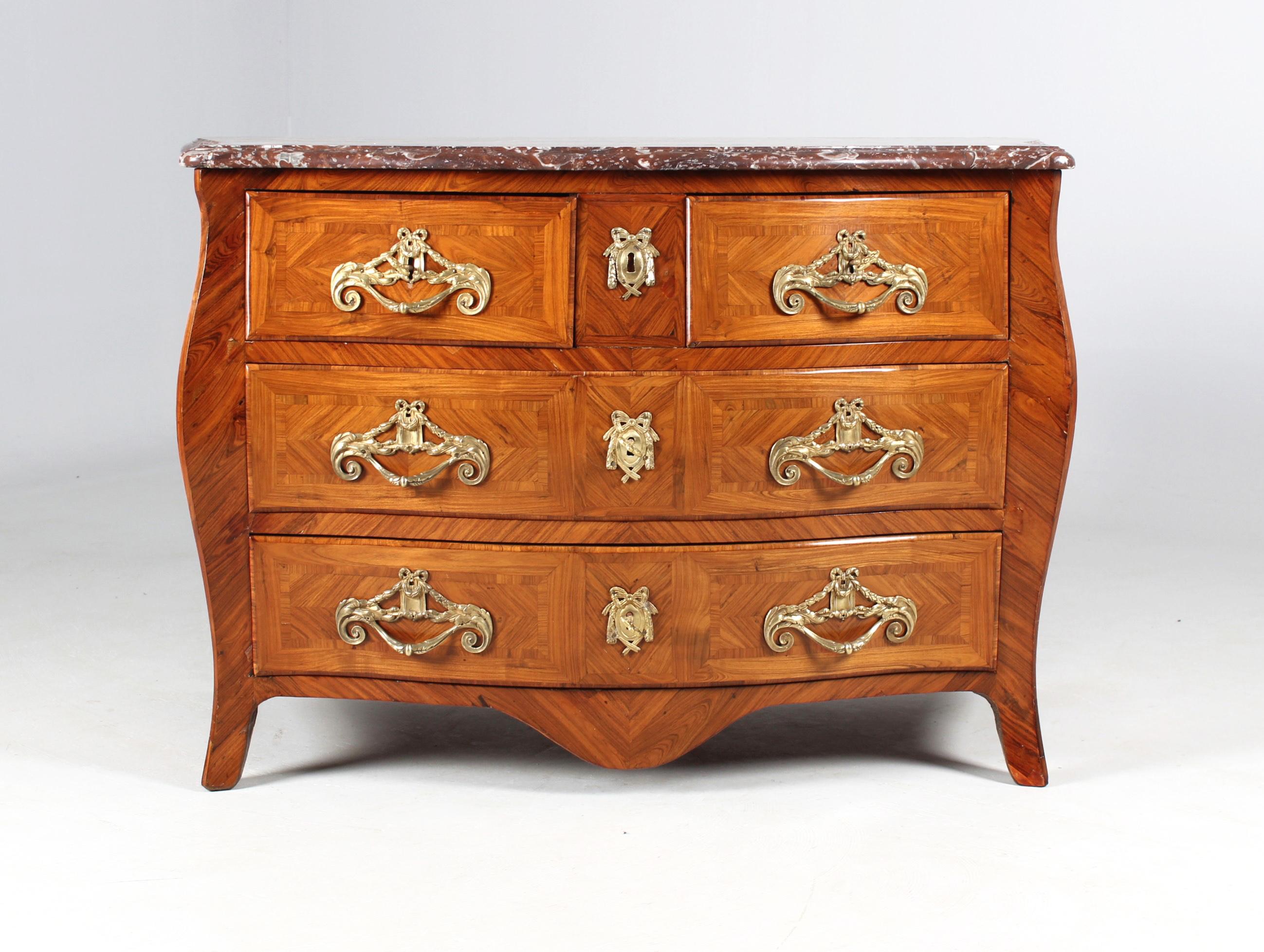 fine Louis XV chest of drawers from the 18th century.

France
Middle 18th century

Dimensions: h x w x d: 82 x 124 x 62 cm (measured at the top)

Description:
Excellent Louis XV chest of drawers cambered on three sides.

At the front we