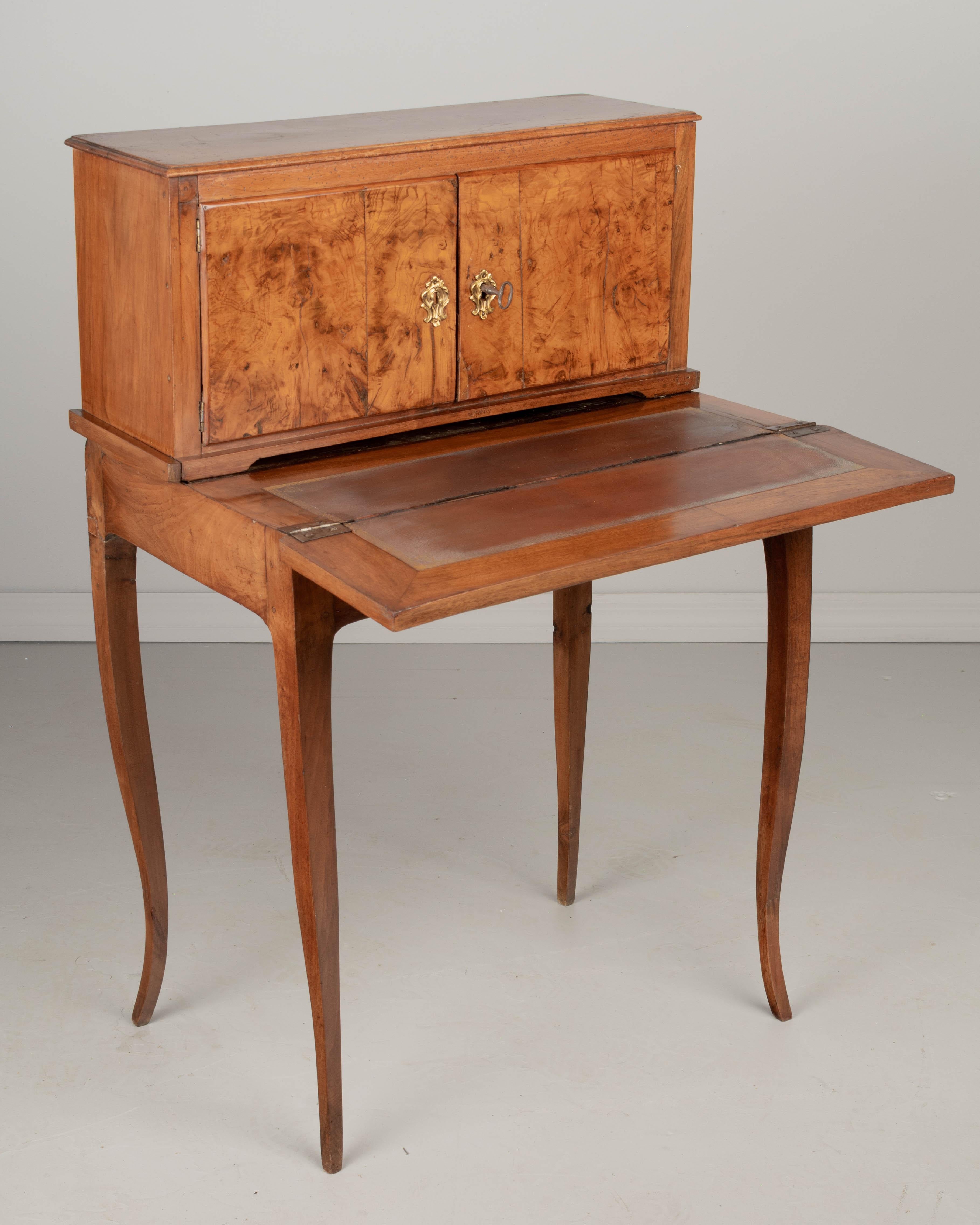 18. Jahrhundert Französisch Louis XV Schreibtisch oder Schreibtisch  (Gegossen) im Angebot