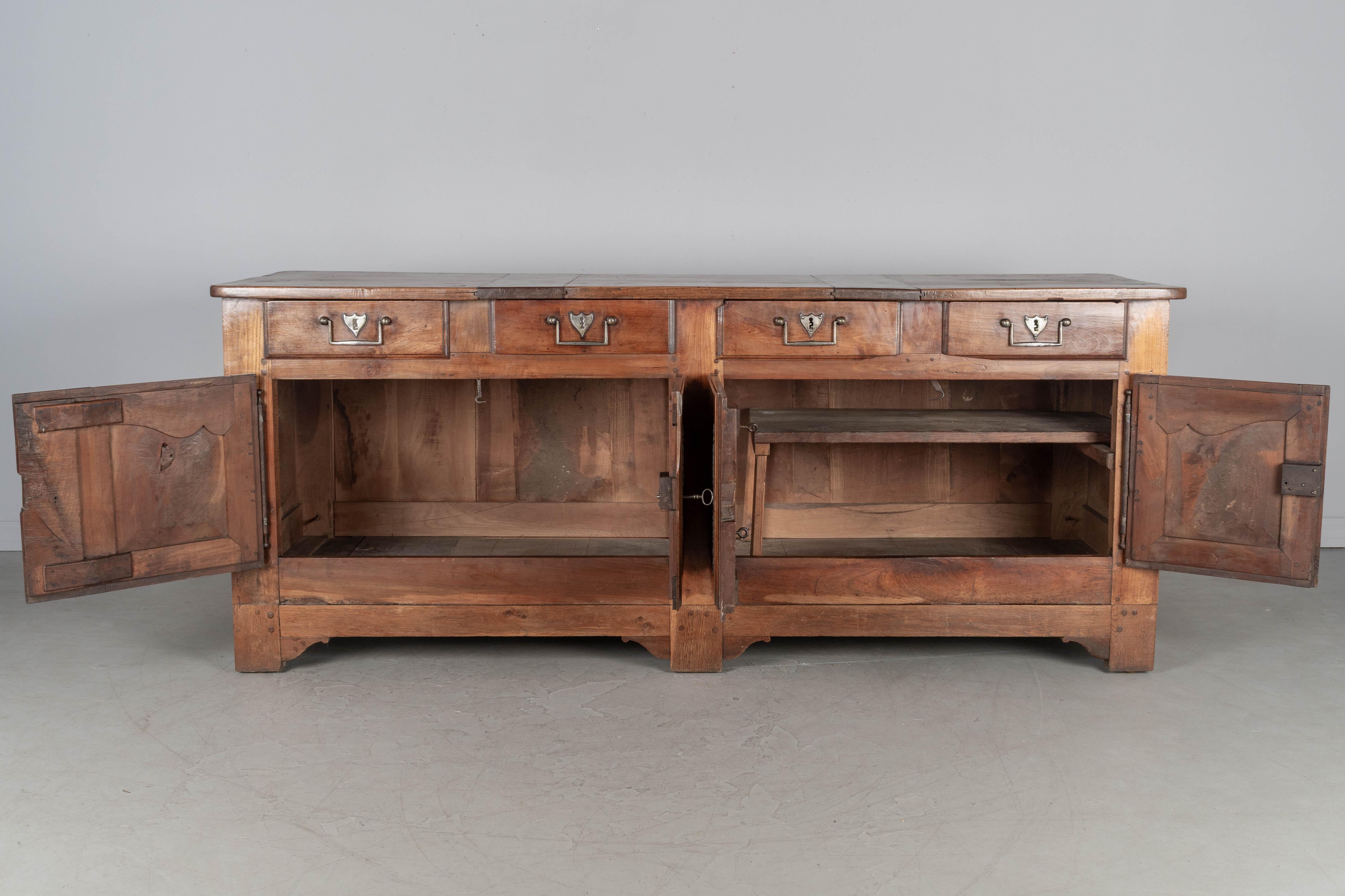 Intagliato a mano Enfilade o credenza francese Luigi XV del XVIII secolo in vendita