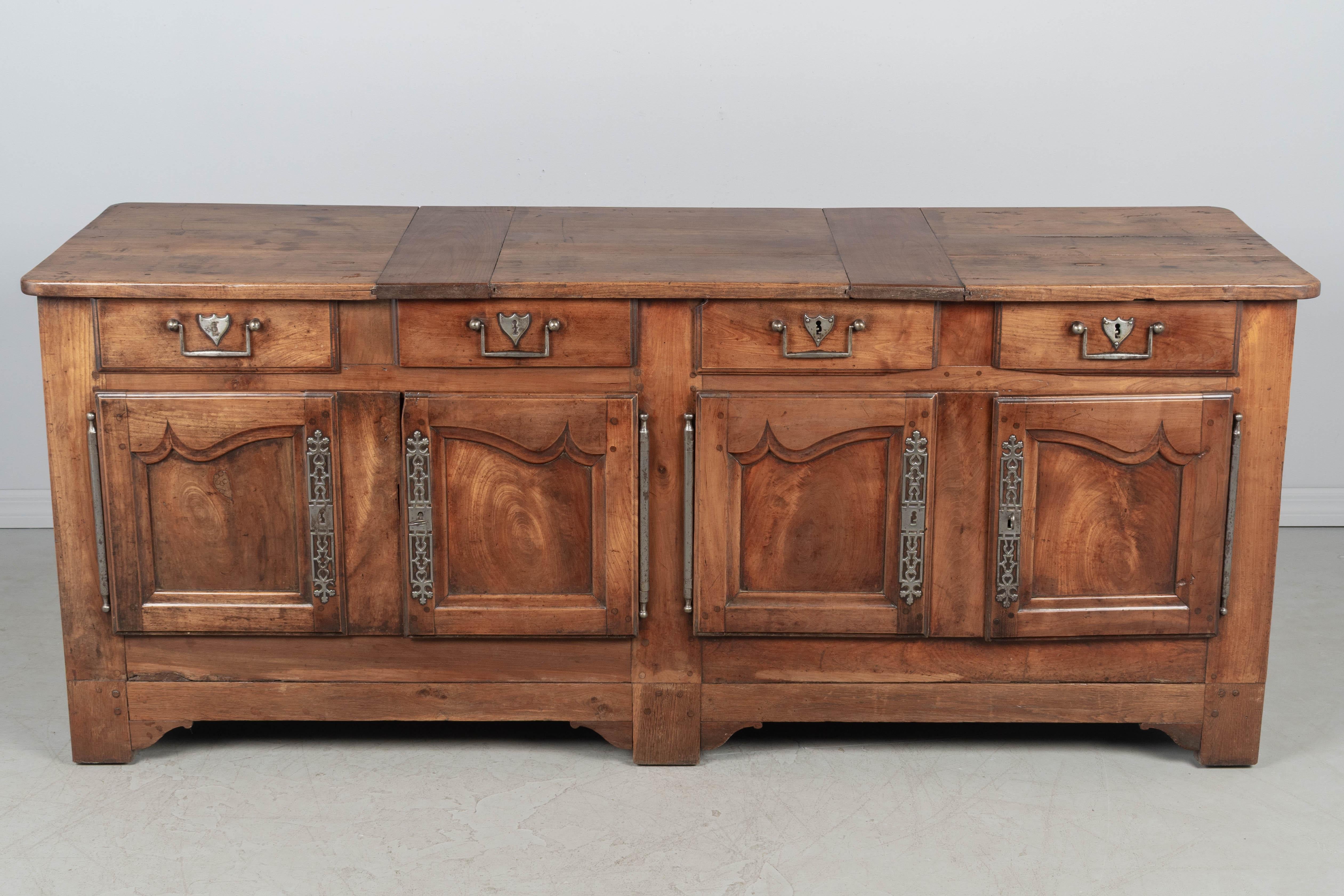 Ferro Enfilade o credenza francese Luigi XV del XVIII secolo in vendita