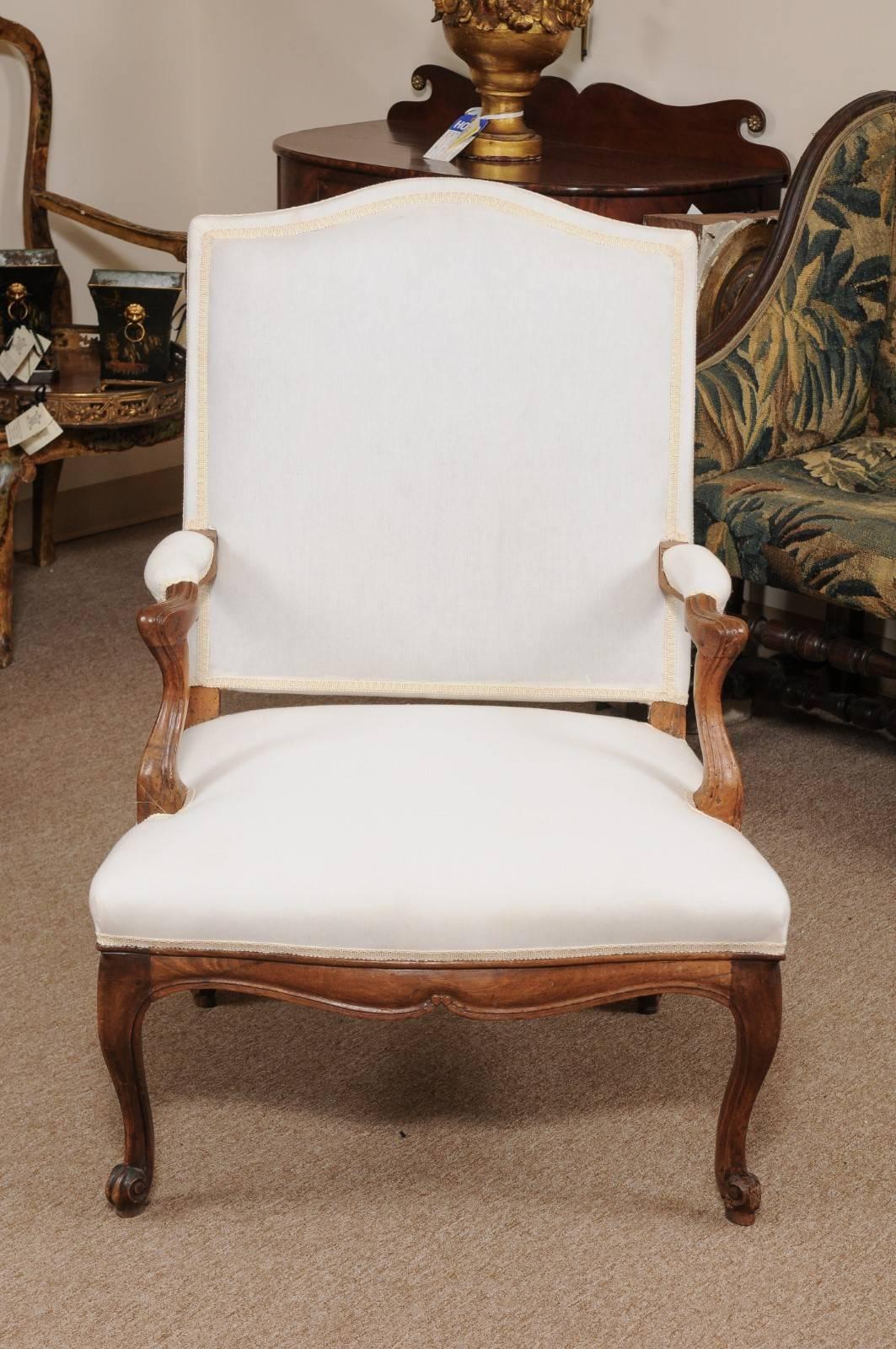 18th Century French Louis XV Fauteuil in Walnut 2