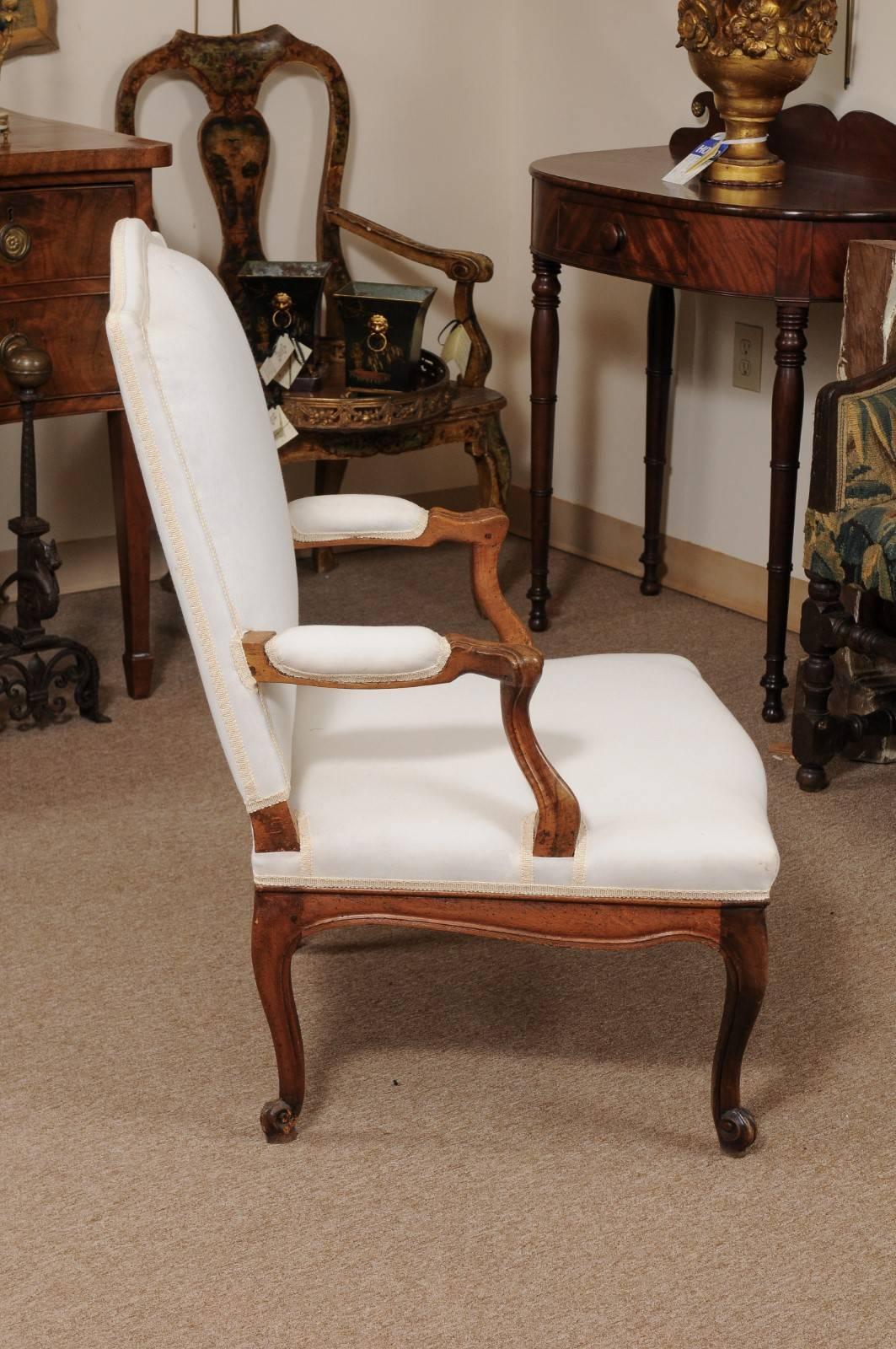 18th Century French Louis XV Fauteuil in Walnut 3