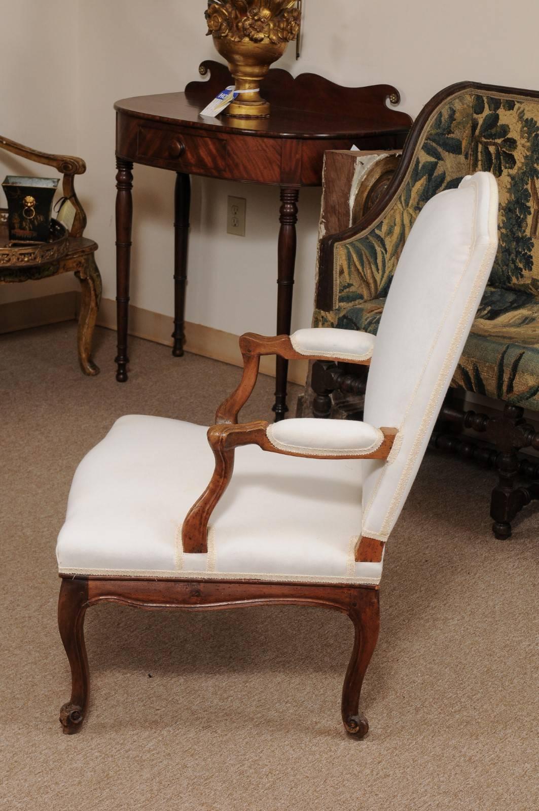 18th Century French Louis XV Fauteuil in Walnut 5