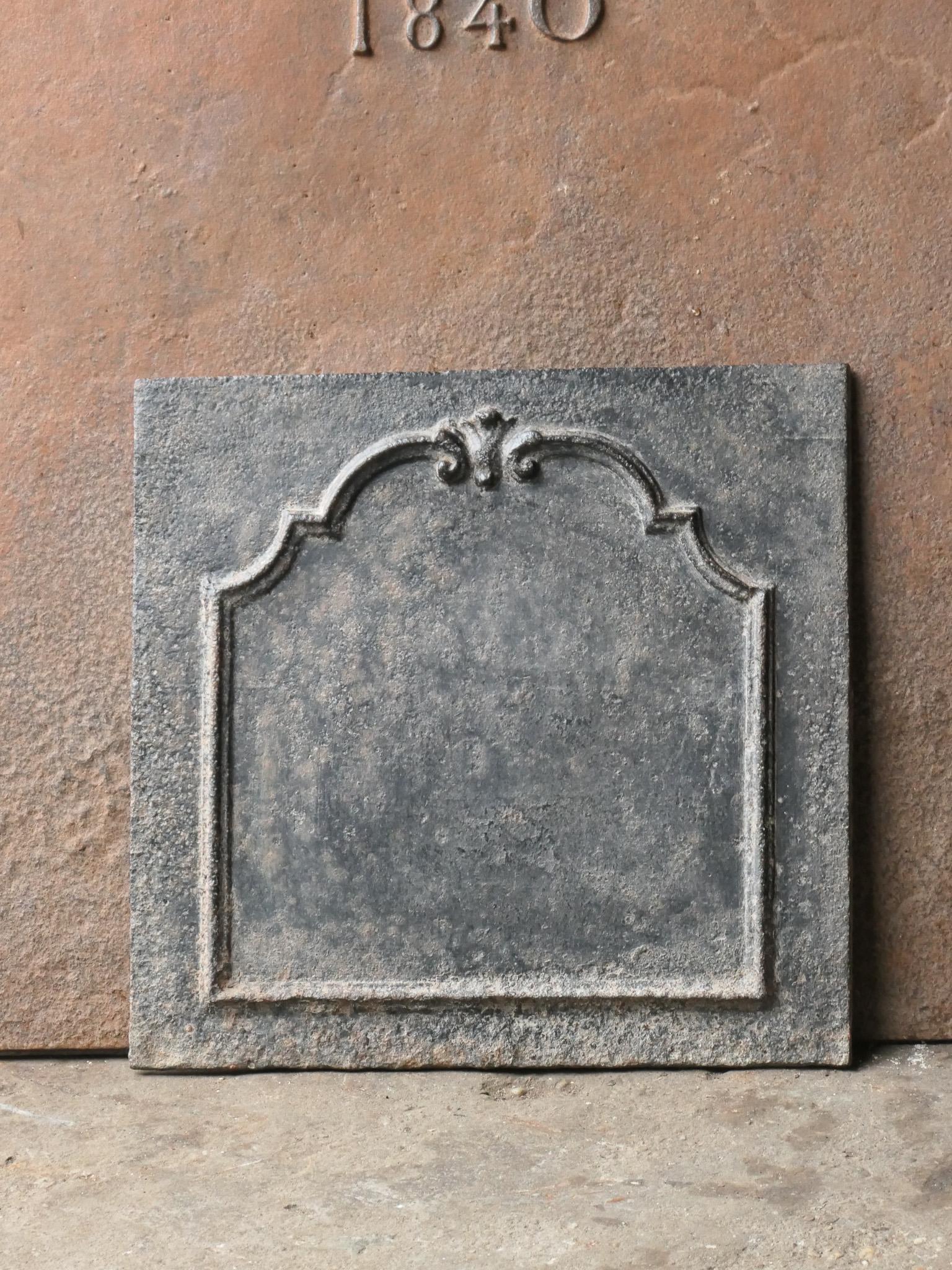 French Louis XV period fireback. The fireback is made of cast iron and has a brown patina. The condition is good, no cracks.







