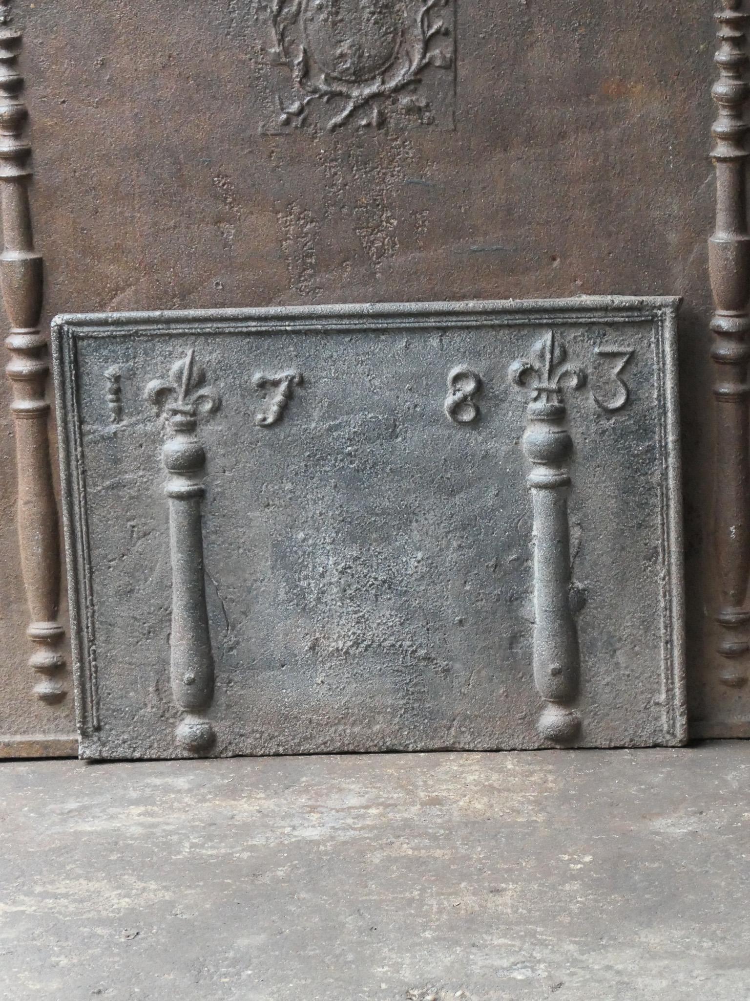 18th C. French Louis XV Fireback / Backsplash with Pillars and Fleur De Lys In Good Condition For Sale In Amerongen, NL