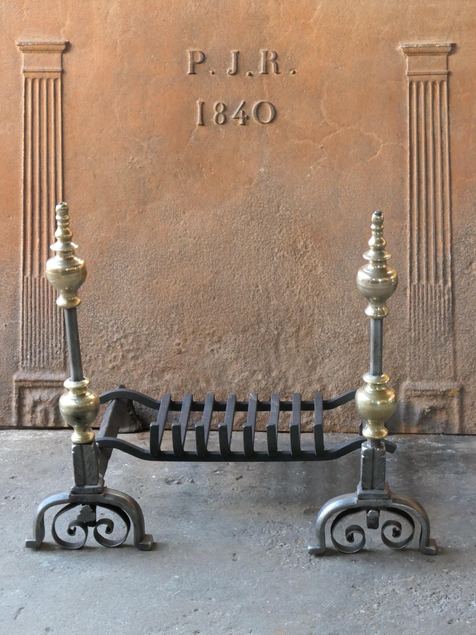 18th century French Louis XV fireplace grate, made of wrought iron and bronze. The basket is in a good condition and is fully functional. Some minor damages are highlighted in the pictures.

The width at the front is 68.5 cm (27.0 inches)