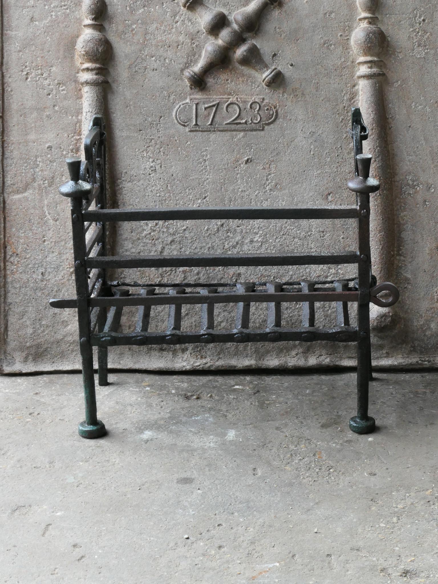 18th Century French Louis XV Fireplace Log Grate In Good Condition In Amerongen, NL