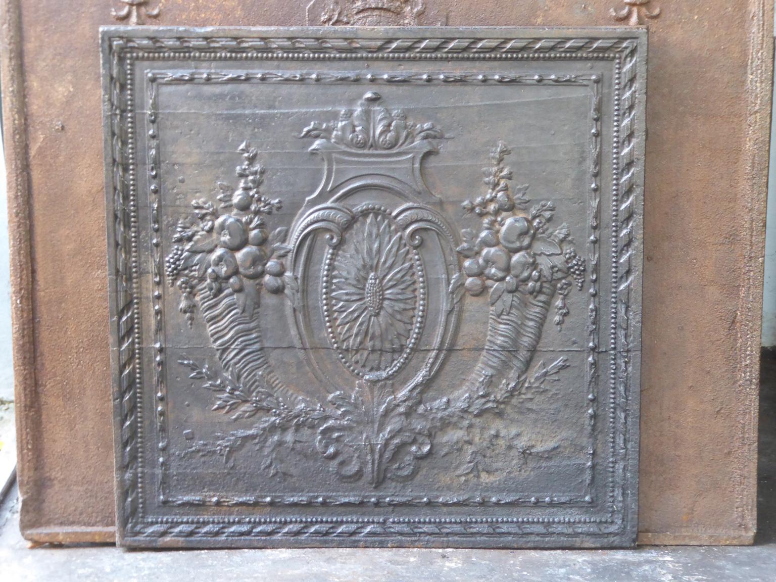 18th century French Louis XV period 'Fruits of the Summer' fireplace fireback. With two horns of plenty, a sunflower and other greenery.

The fireback is made of cast iron. The condition is good, no cracks. The horizontal stripes in the fireback are