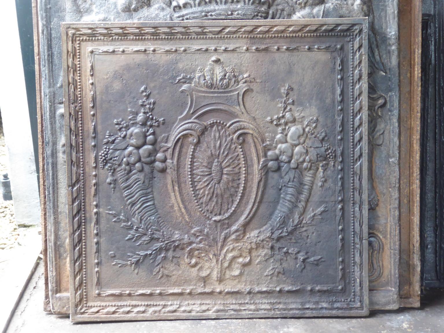 18th century French Louis XV 'Fruits of the Summer' fireplace fireback. With two horns of plenty, a sunflower and other greenery. The fireback is made of cast iron and has a natural brown patina. Upon request it can be made black / pewter. The