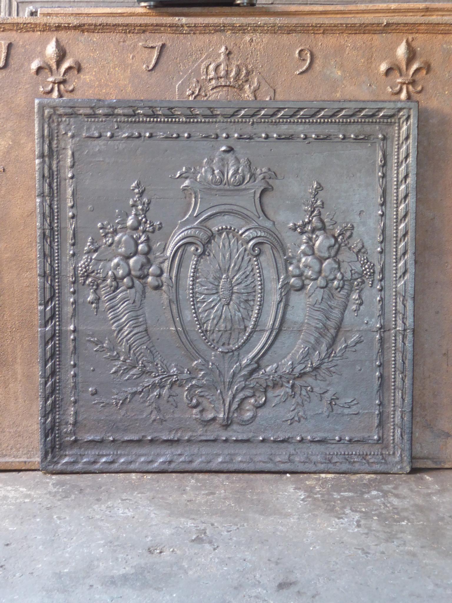 18th Century French Louis XV period 'Fruits of the Summer' fireplace fireback. With two horns of plenty, a sunflower and other greenery.

The fireback is made of cast iron and has a black / pewter patina. The condition is good, no cracks. The