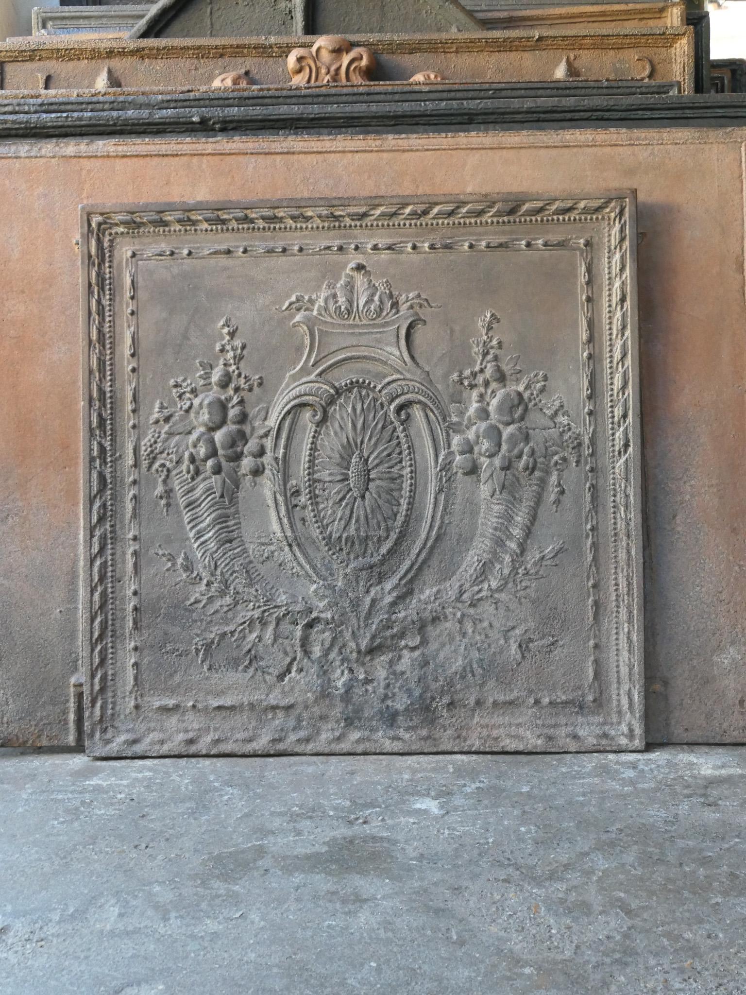 18th century French Louis XV period 'Fruits of the Summer' fireplace fireback. With two horns of plenty, a sunflower and other greenery.

The fireback is made of cast iron. The condition is good, no cracks. The horizontal stripes in the fireback are