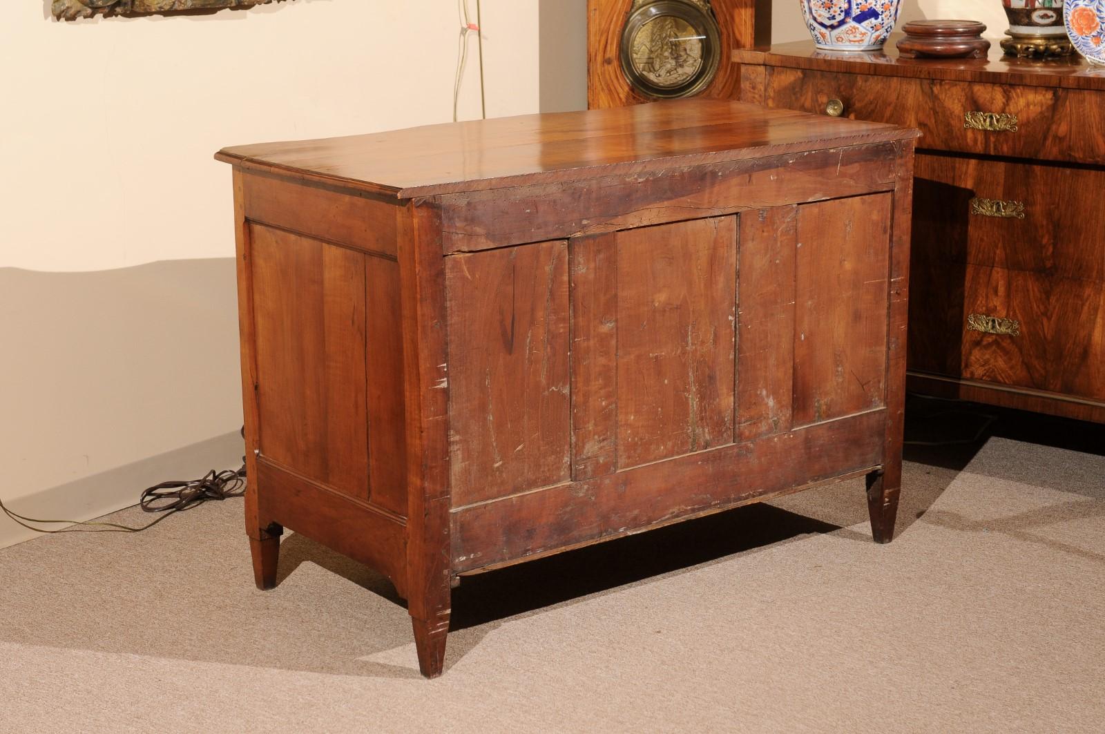 18th Century French Louis XV Fruitwood Commode with 3 Drawers & Serpentine Front For Sale 1