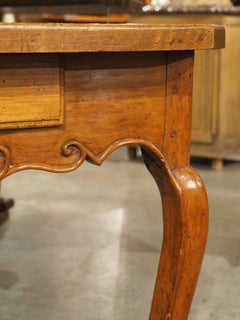 Mesa auxiliar francesa Luis XV del siglo XVIII de madera de frutal con tapa de cuero