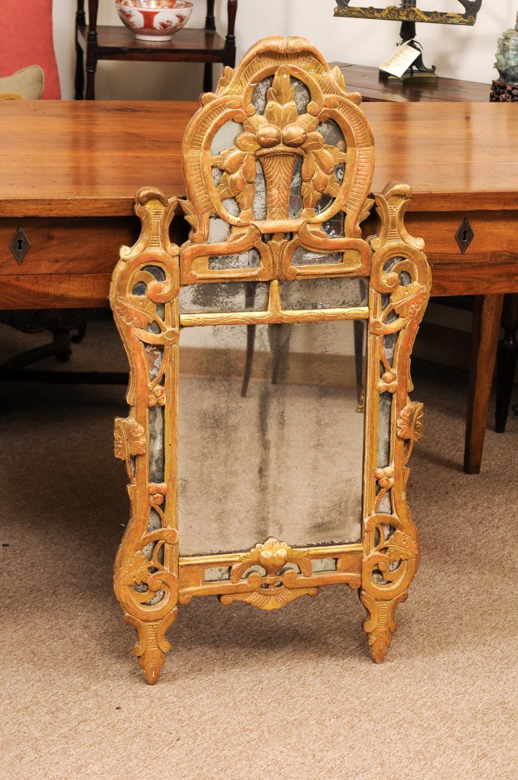 18th Century French Louis XV Giltwood Mirror with Basket Crest In Good Condition For Sale In Atlanta, GA