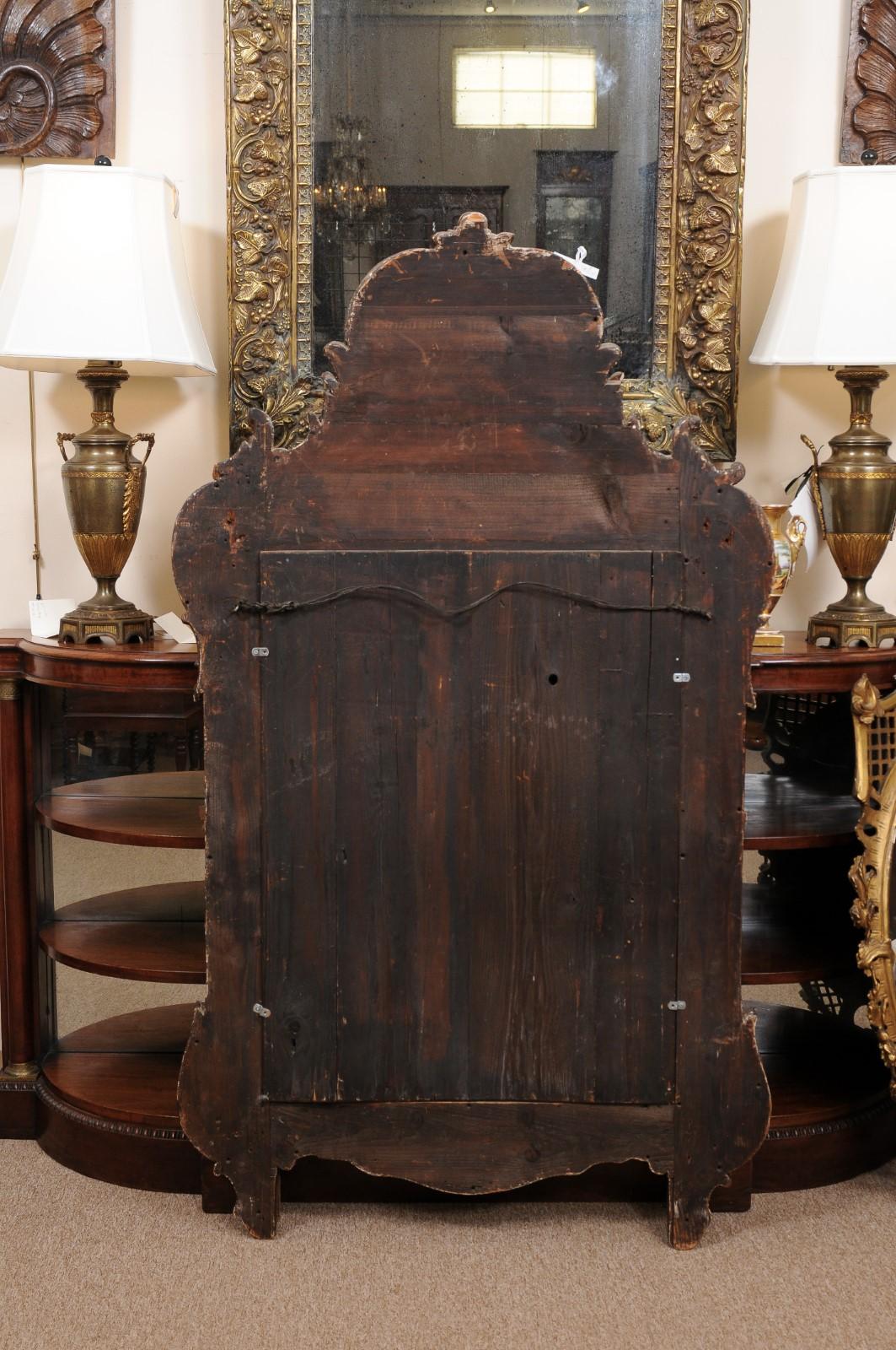 Specchio francese Luigi XV del XVIII secolo in legno dorato con stemma floreale a cesto in vendita 3