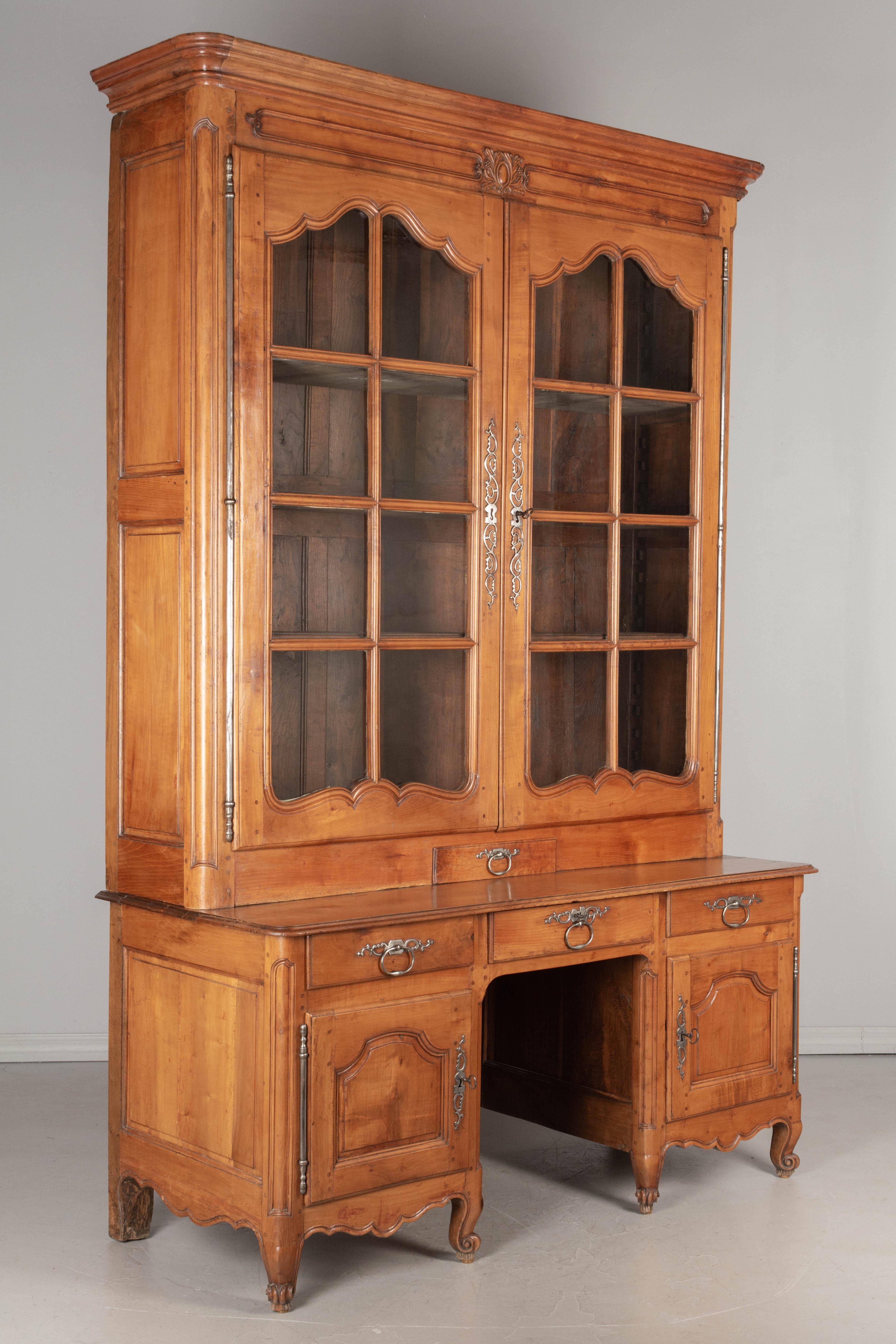 18th Century French Louis XV Grand Scale Bibliothèque or Display Cabinet For Sale 5