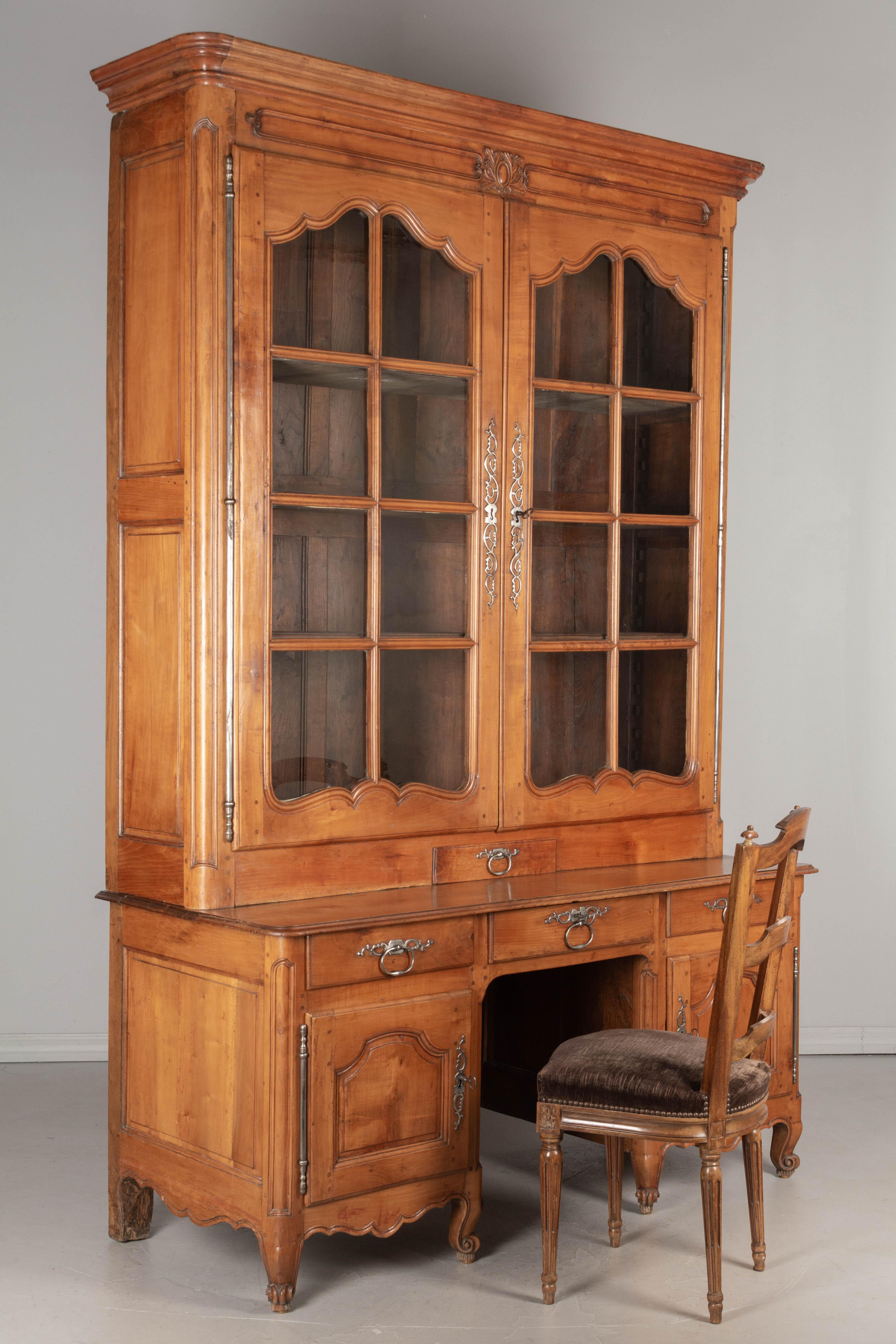 18th Century French Louis XV Grand Scale Bibliothèque or Display Cabinet For Sale 6