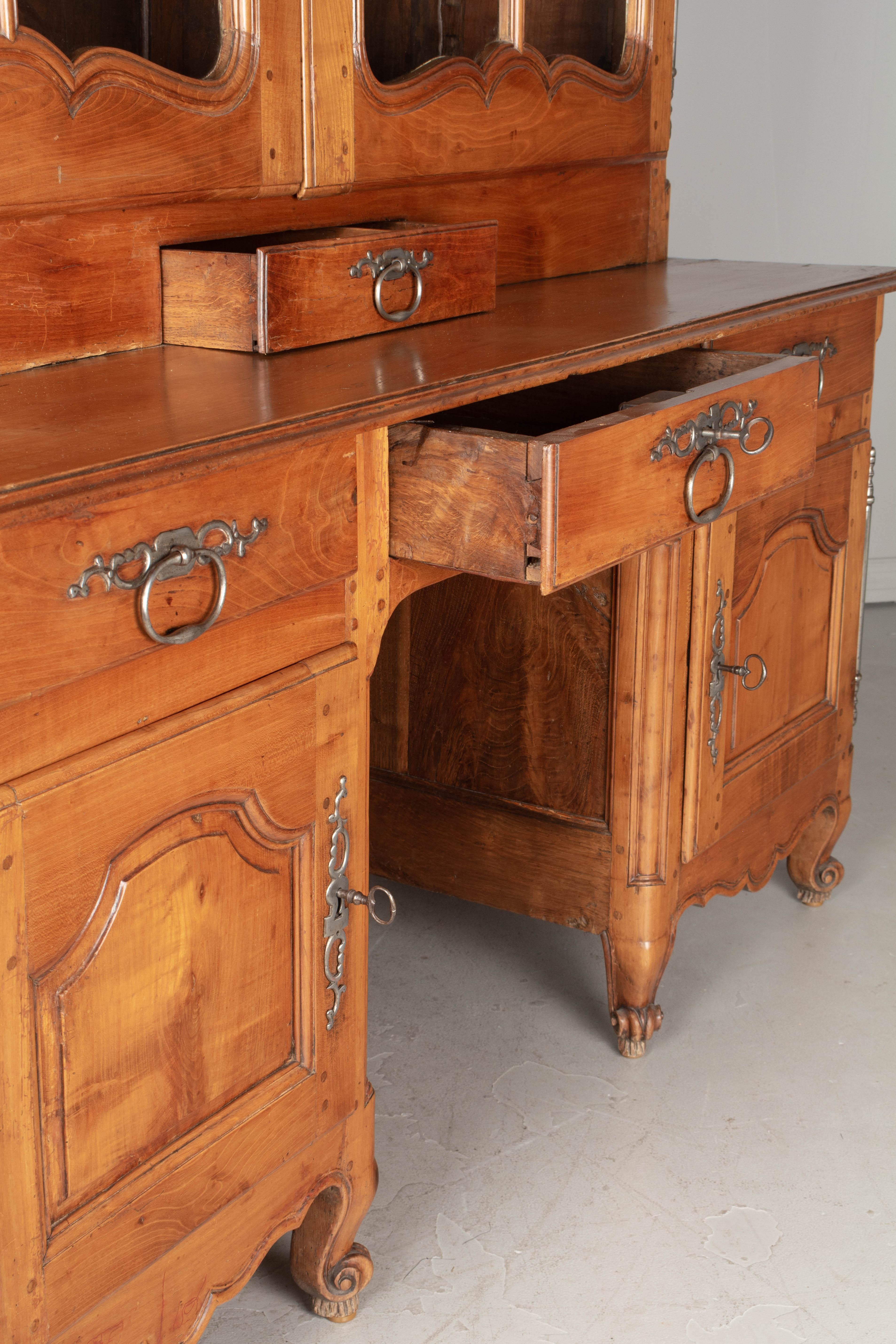 18th Century French Louis XV Grand Scale Bibliothèque or Display Cabinet For Sale 8