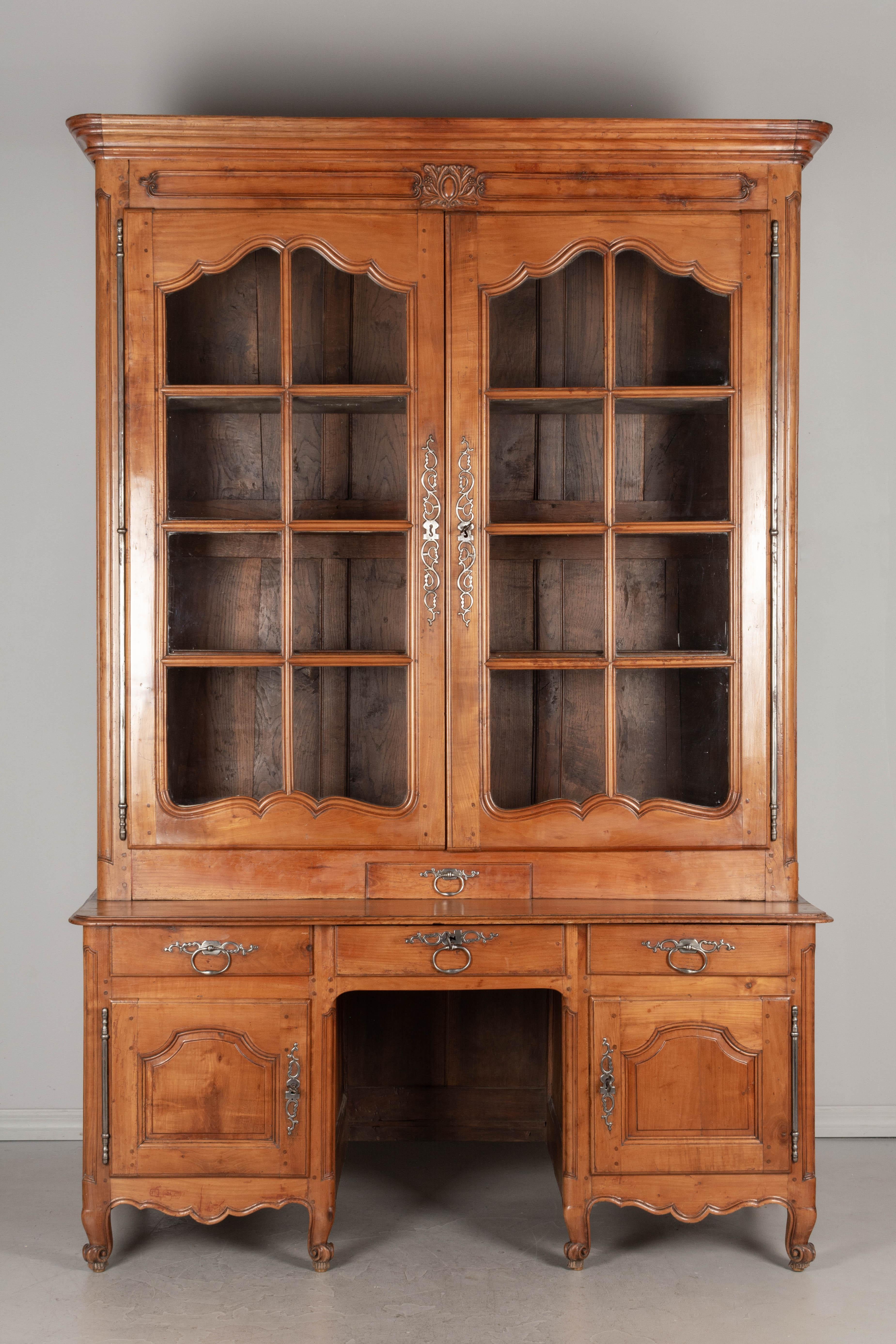 18th Century French Louis XV Grand Scale Bibliothèque or Display Cabinet For Sale 11