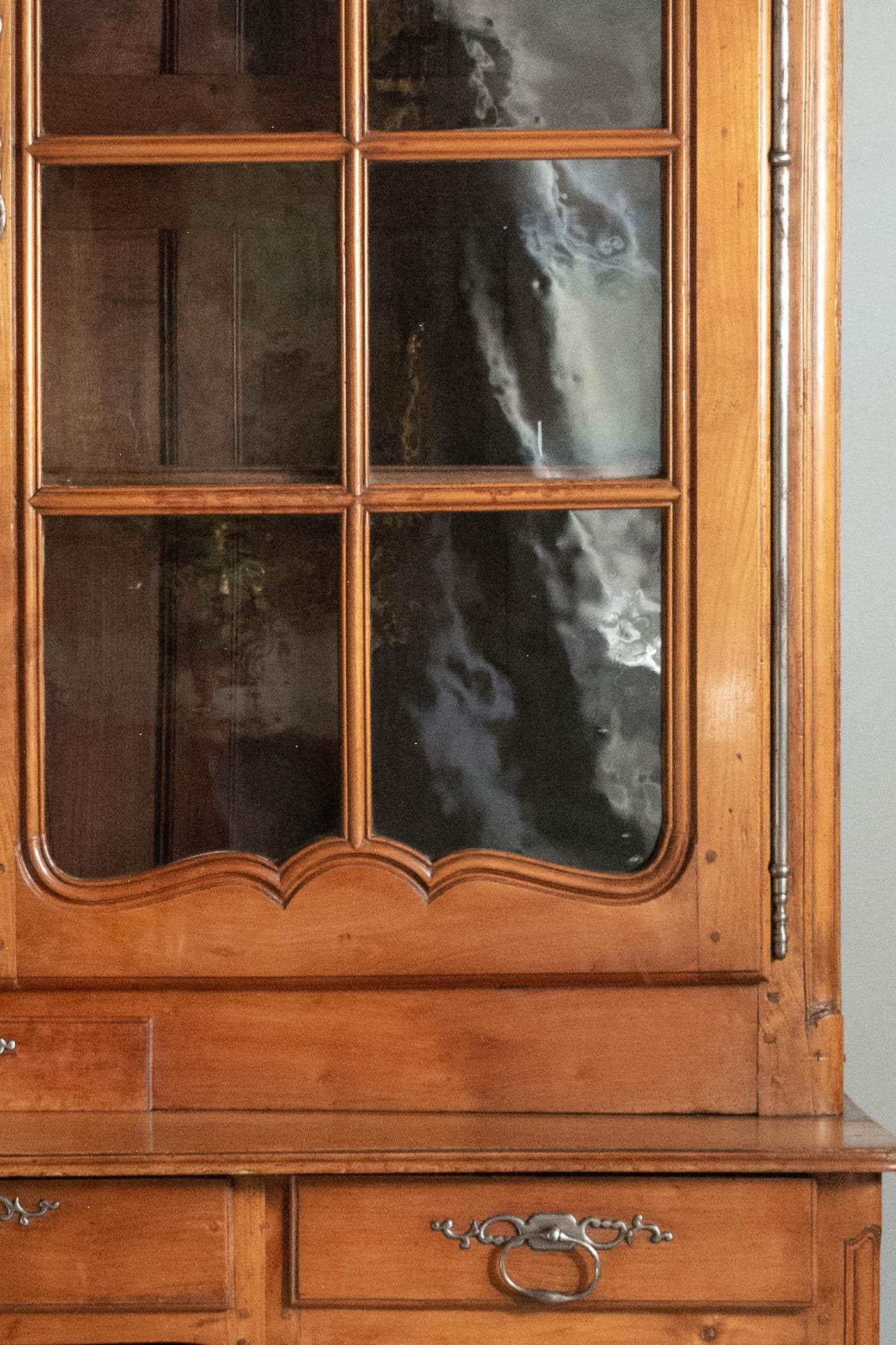 Una bibliothe`que, o libreria, francese del periodo Luigi XV del XVIII secolo in grande scala, proveniente dalla Valle della Loira. Realizzato in ciliegio massiccio con castagno come legno secondario e costruito in due parti. La grande libreria ha