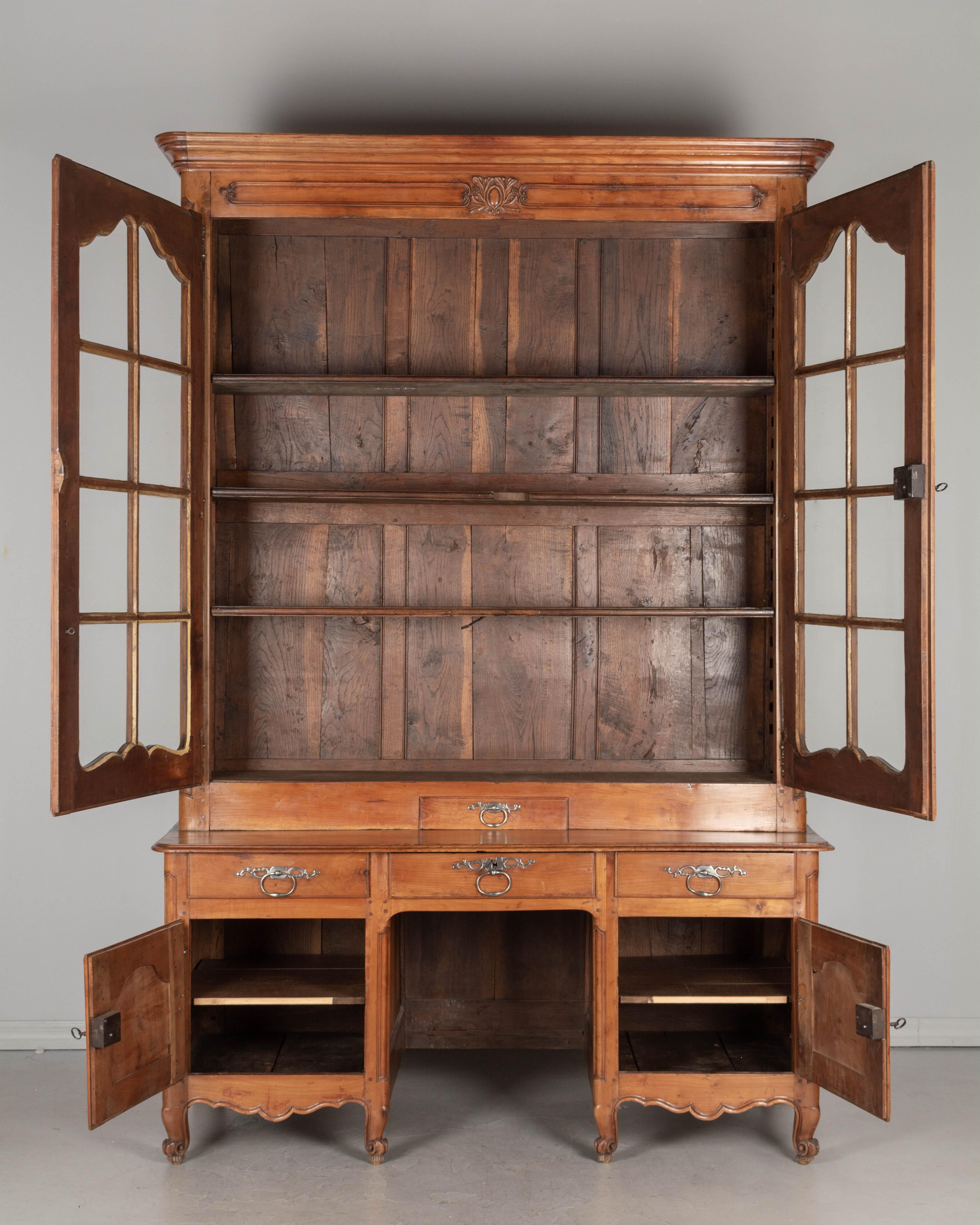 18th Century and Earlier 18th Century French Louis XV Grand Scale Bibliothèque or Display Cabinet For Sale