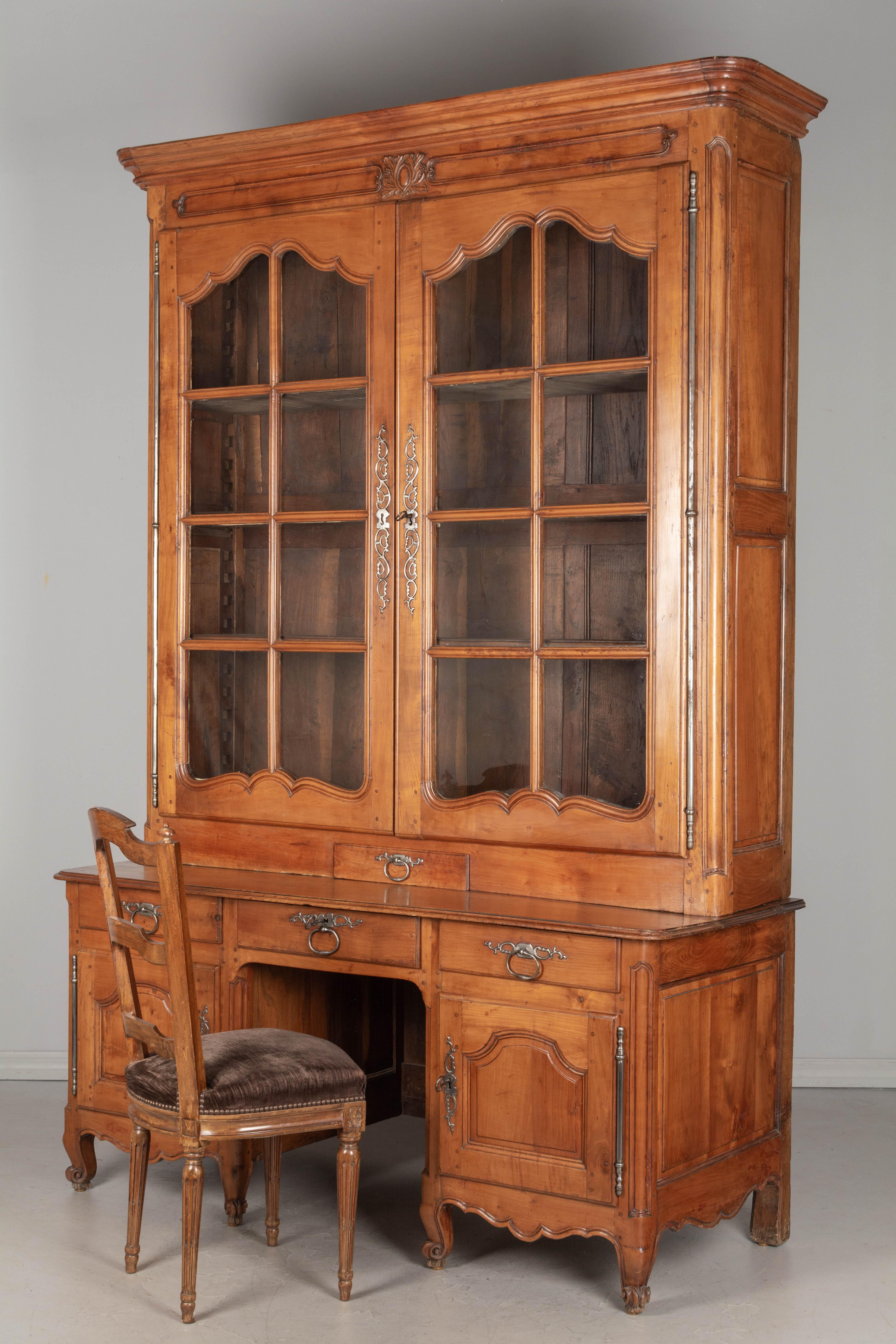 18th Century French Louis XV Grand Scale Bibliothèque or Display Cabinet For Sale 1