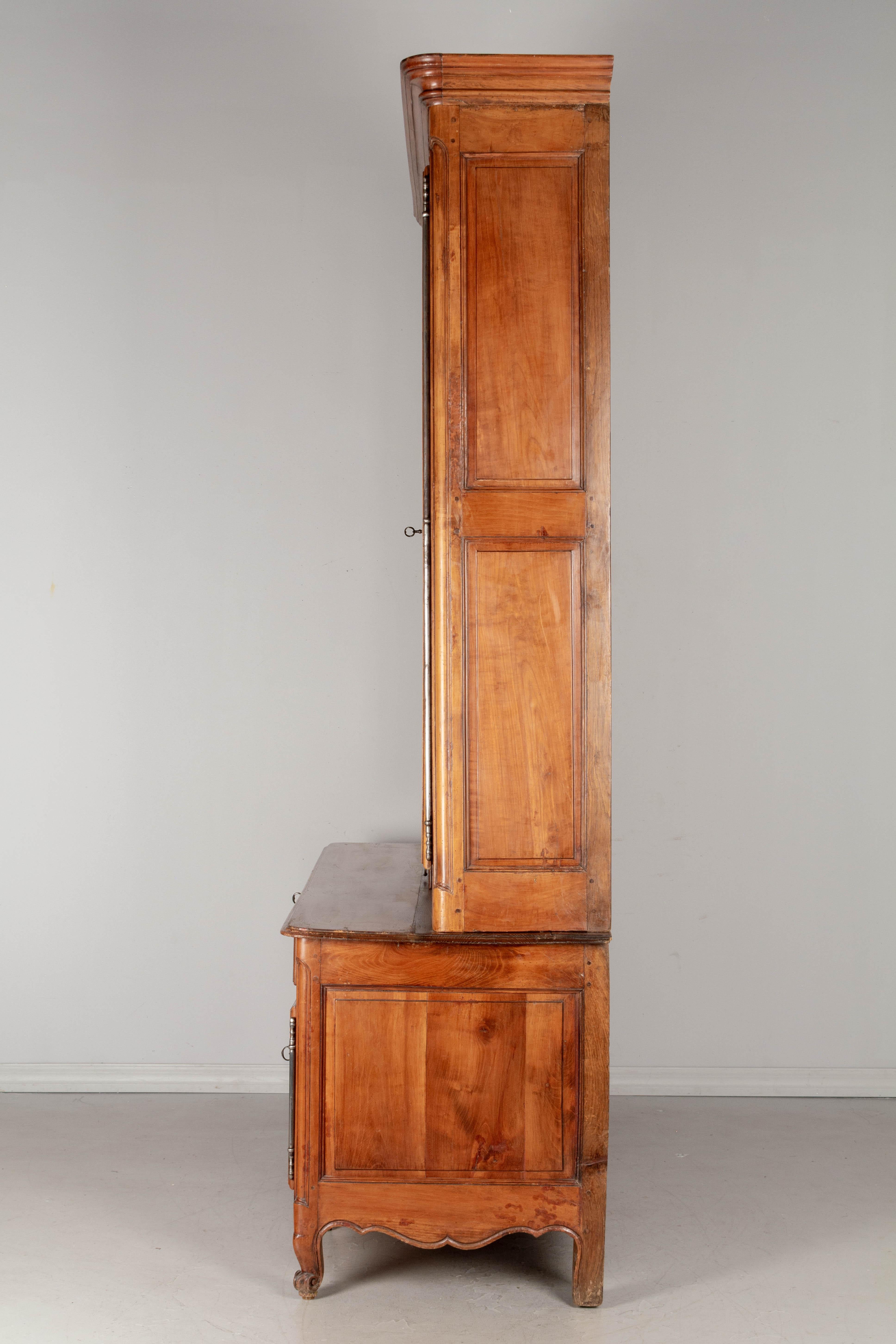 18th Century French Louis XV Grand Scale Bibliothèque or Display Cabinet For Sale 2