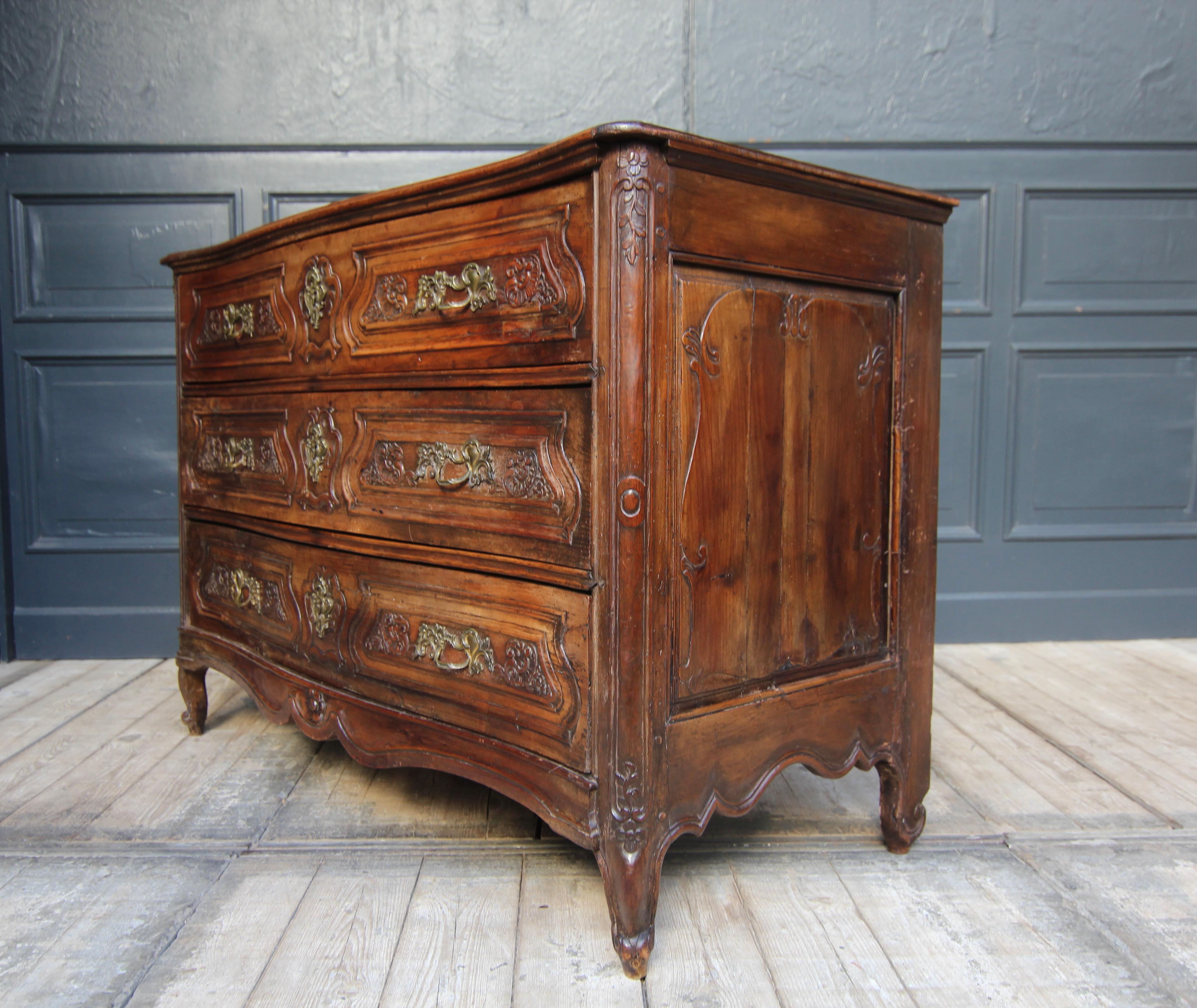 18th Century French Louis XV Hand Carved Cherrywood Serpentine Chest of Drawers In Good Condition In Dusseldorf, DE