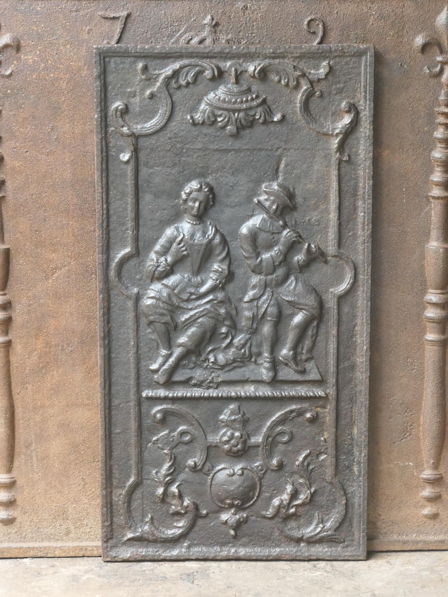 Caminetto francese del XVIII secolo in stile Luigi XV. Con un uomo e una donna e altre decorazioni tipiche di Luigi XV. 

Lo schienale del camino presenta una patina marrone naturale. Su richiesta, può essere realizzato in nero o peltro senza alcun
