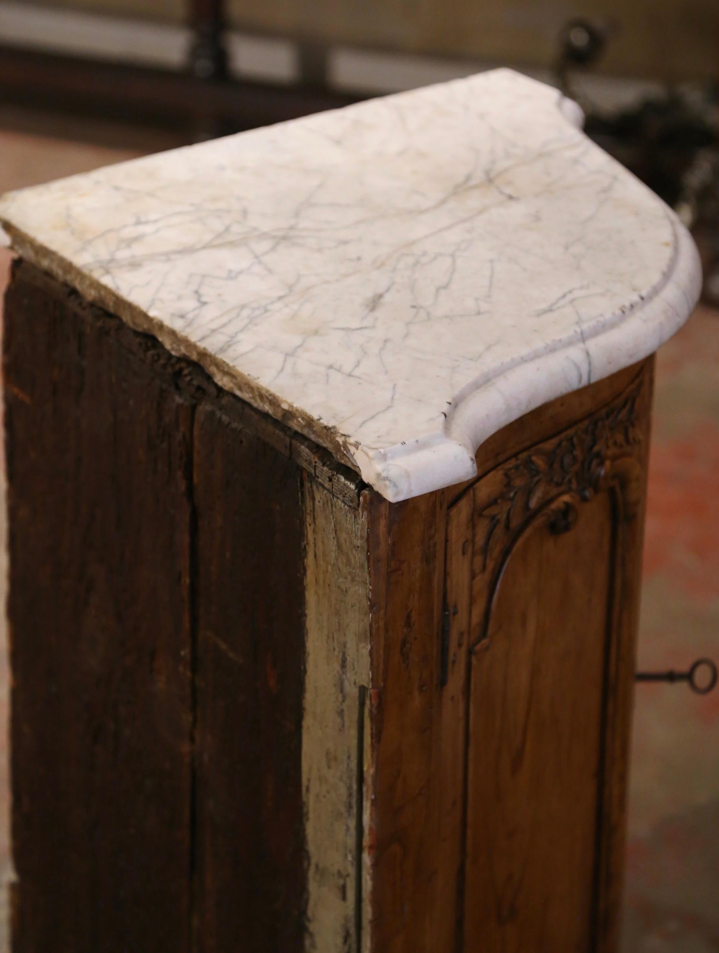 Cabinet d'angle à deux portes en orme sculpté du XVIIIe siècle de style Louis XV en vente 5
