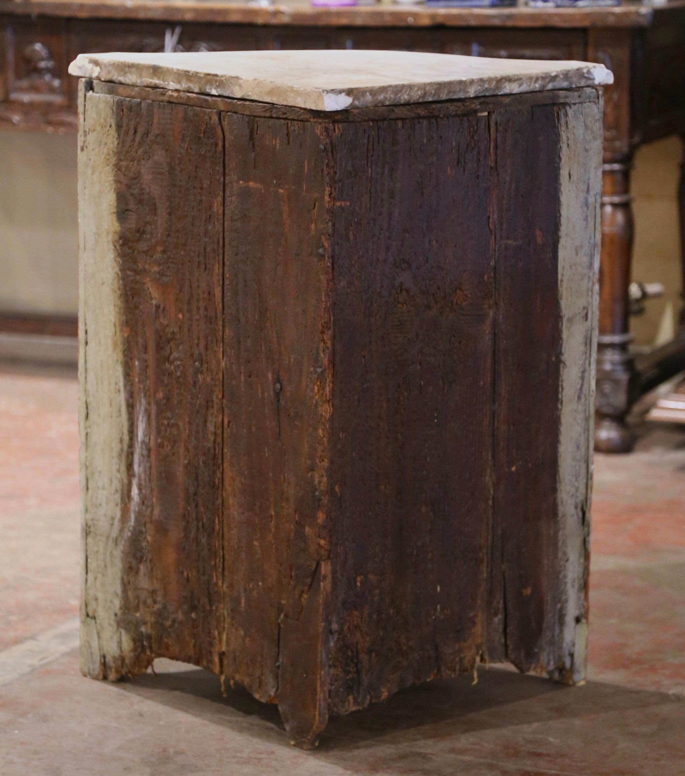 Cabinet d'angle à deux portes en orme sculpté du XVIIIe siècle de style Louis XV en vente 6